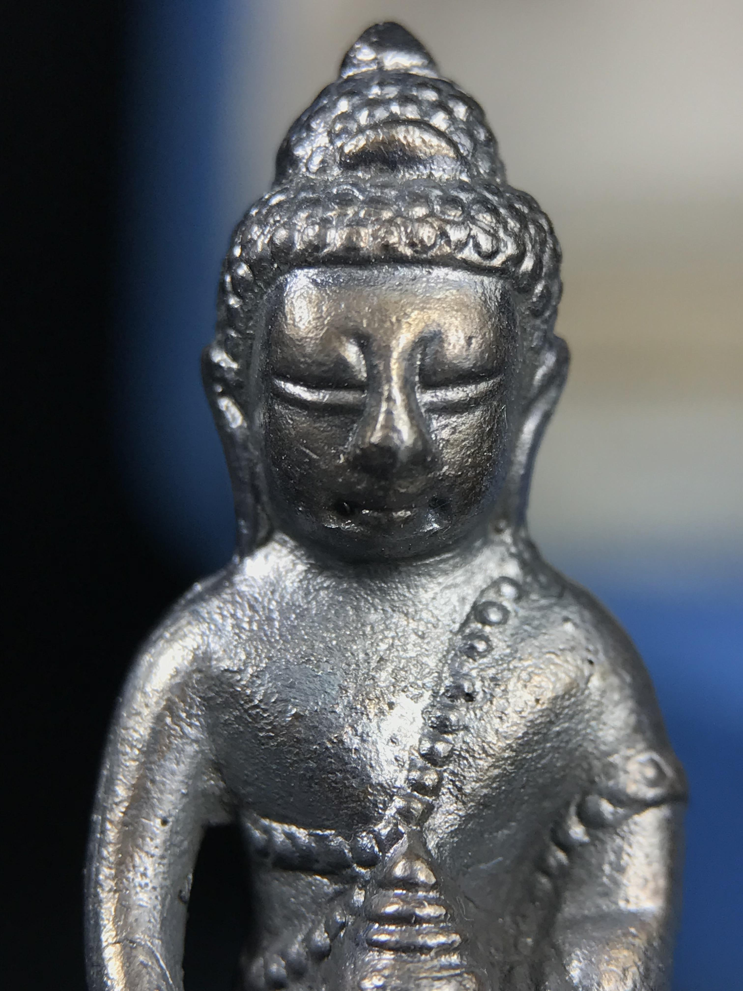พระกริ่ง-พระชัยวัฒน์ สว. 90 พรรษาสมเด็จย่า ปี2533 เนื้อนวโลหะ(ผสมทองคำเยอะมากรุ่นนี้)(ในหลวงรัชกาลที่9เสด็จในพิธี)(หล่อแบบโบราณอุดมวลสาร 108 แบบฉบับพระกริ่งใหญ่สายวัดสุทัศน์ พระสังฆราช(แพ))(1 ใน 3000 ชุด) หายาก