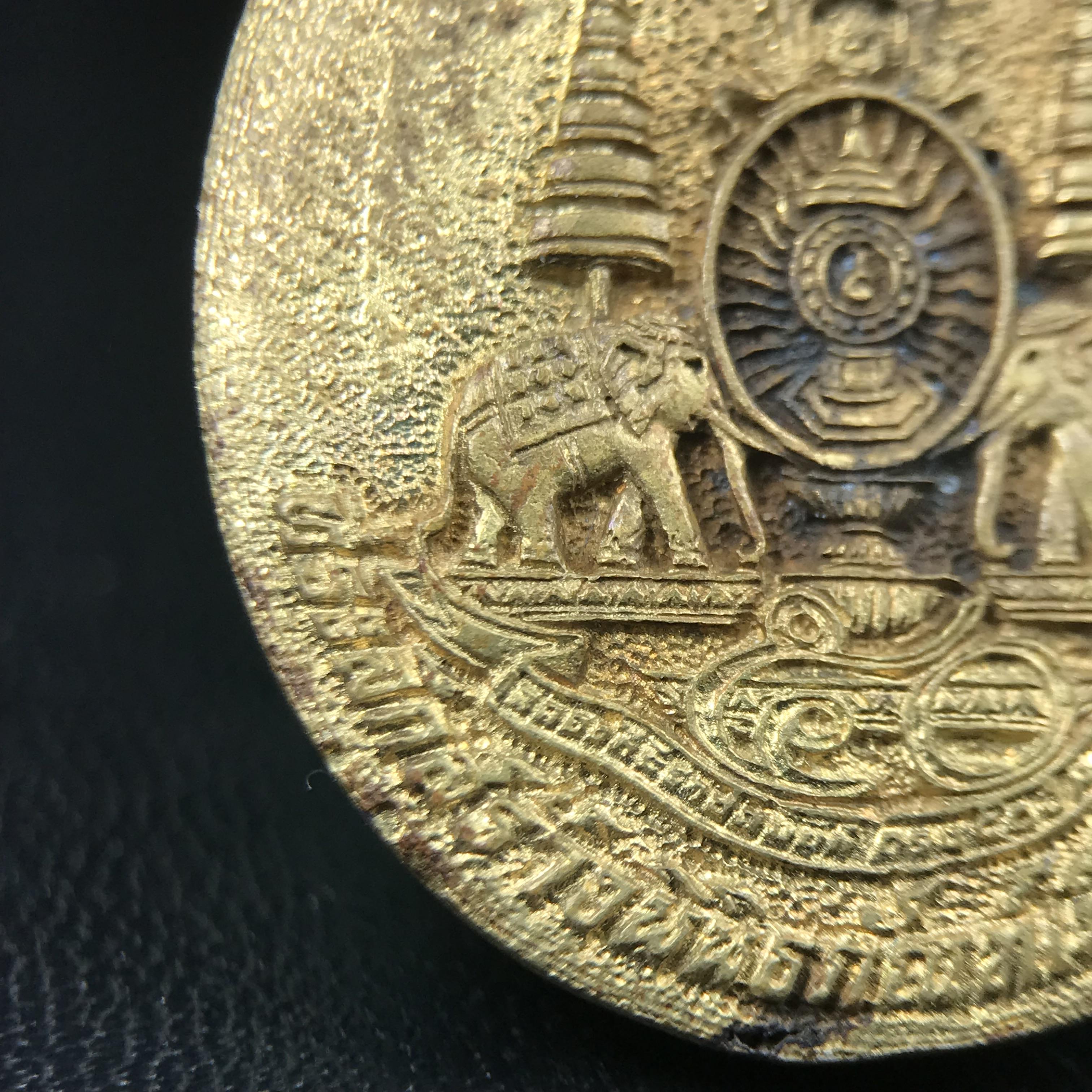 เหรียญรูปเหมือนพระญาณวิทยาคมเถร (หลวงพ่อคูณ ปริสุทโธ)ชุดกาญจนาภิเษกครองราชย์ครบ 50 ปี วัดบวรนิเวศวิหาร ปี พ.ศ. 2538 เนื้อบรอนซ์ทอง(จัดสร้างได้เหมือนหลวงพ่อคูณมาก มีรายละเอียดและความคมชัดสูง ลูกศิษย์ท่านไม่ควรพลาด วิจิตรศิลป์และพุทธศิลป์งดงาม)พิธีใหญ่