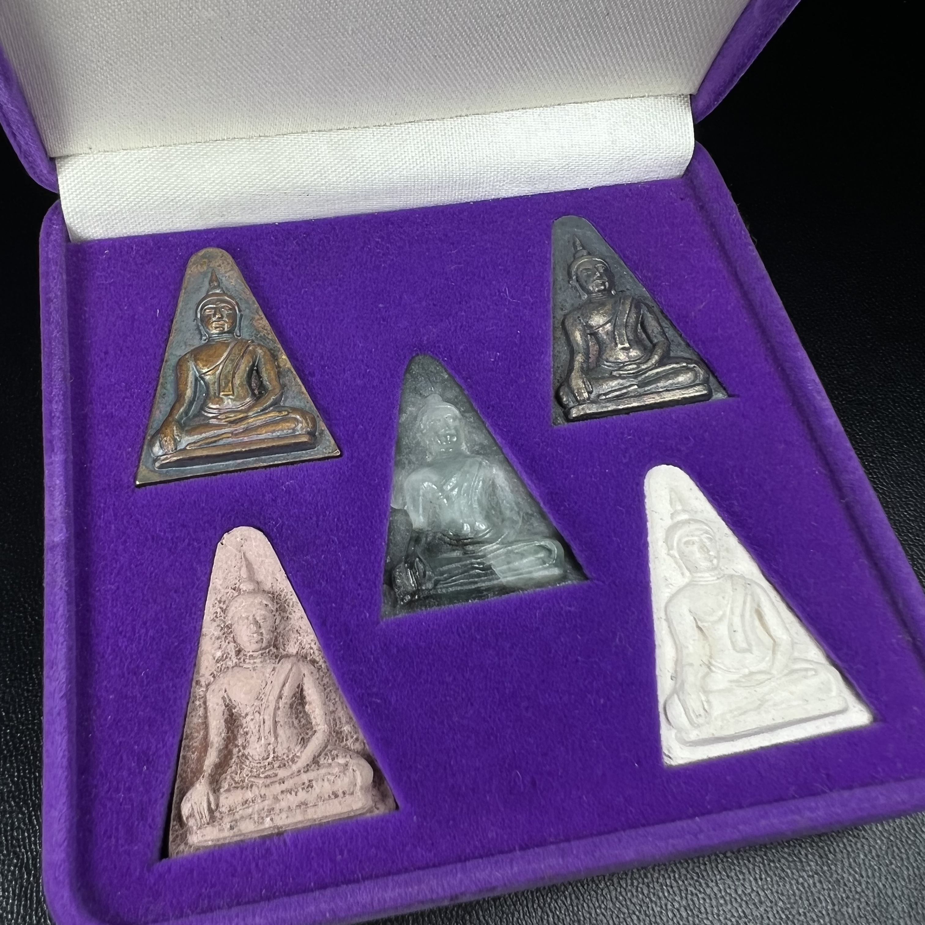 พระนางพญาเสน่ห์จันทร์ สธ. สร้างในวโรกาสทรงเจริญพระชนมายุ 50 พรรษา สมเด็จพระเทพฯ พ.ศ.2548 ชุดพิเศษ (1 ใน 5000 ชุด)หายาก