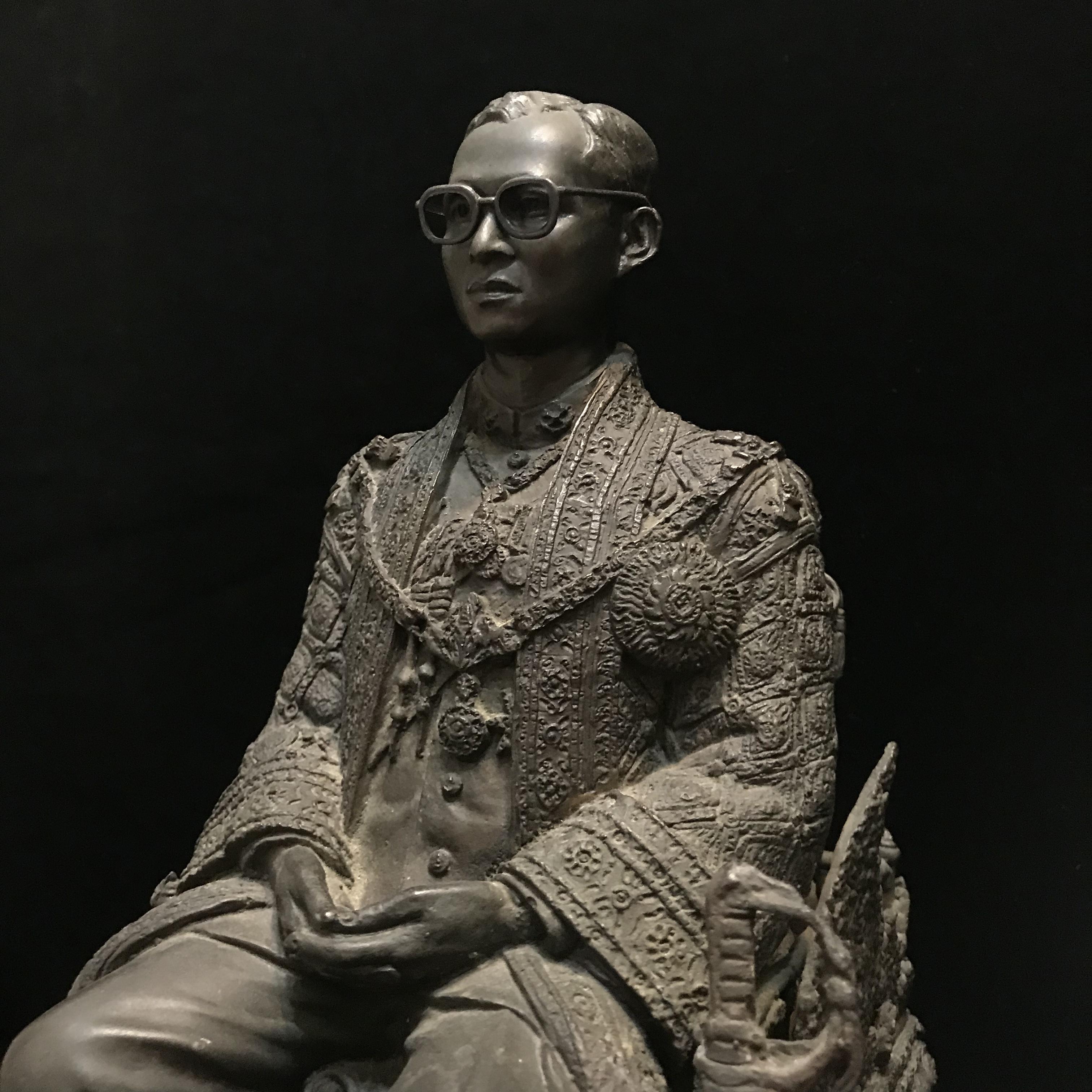 พระบรมรูปพระบาทสมเด็จพระเจ้าอยู่หัวรัชกาลที่9(นั่งบัลลังก์) กระทรวงมหาดไทยจัดสร้าง ปี2539(นิยม)