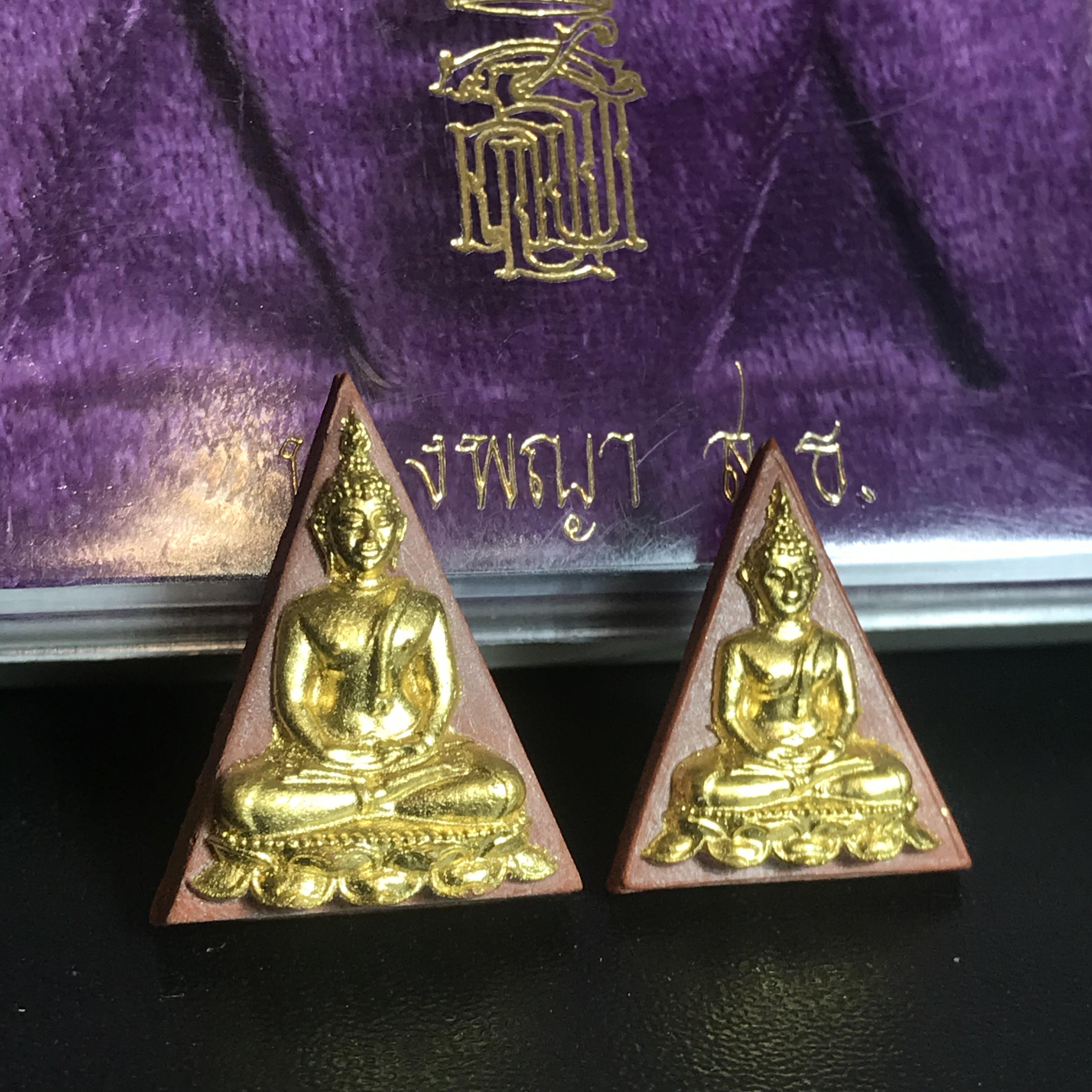 สมเด็จนางพญา ส.ธ. พิมพ์ใหญ่ + พิมพ์เล็ก ครบชุด ปิดทองเดิมจากวัด พ.ศ.2530 พระดี พิธีใหญ่ พร้อมกล่องเดิมจากวัด ประกอบพิธีพุทธาภิเษกพร้อมกับพิธีพระกริ่งปวเรศ ปี2530 วัดบวรนิเวศและวัดพระแก้ว