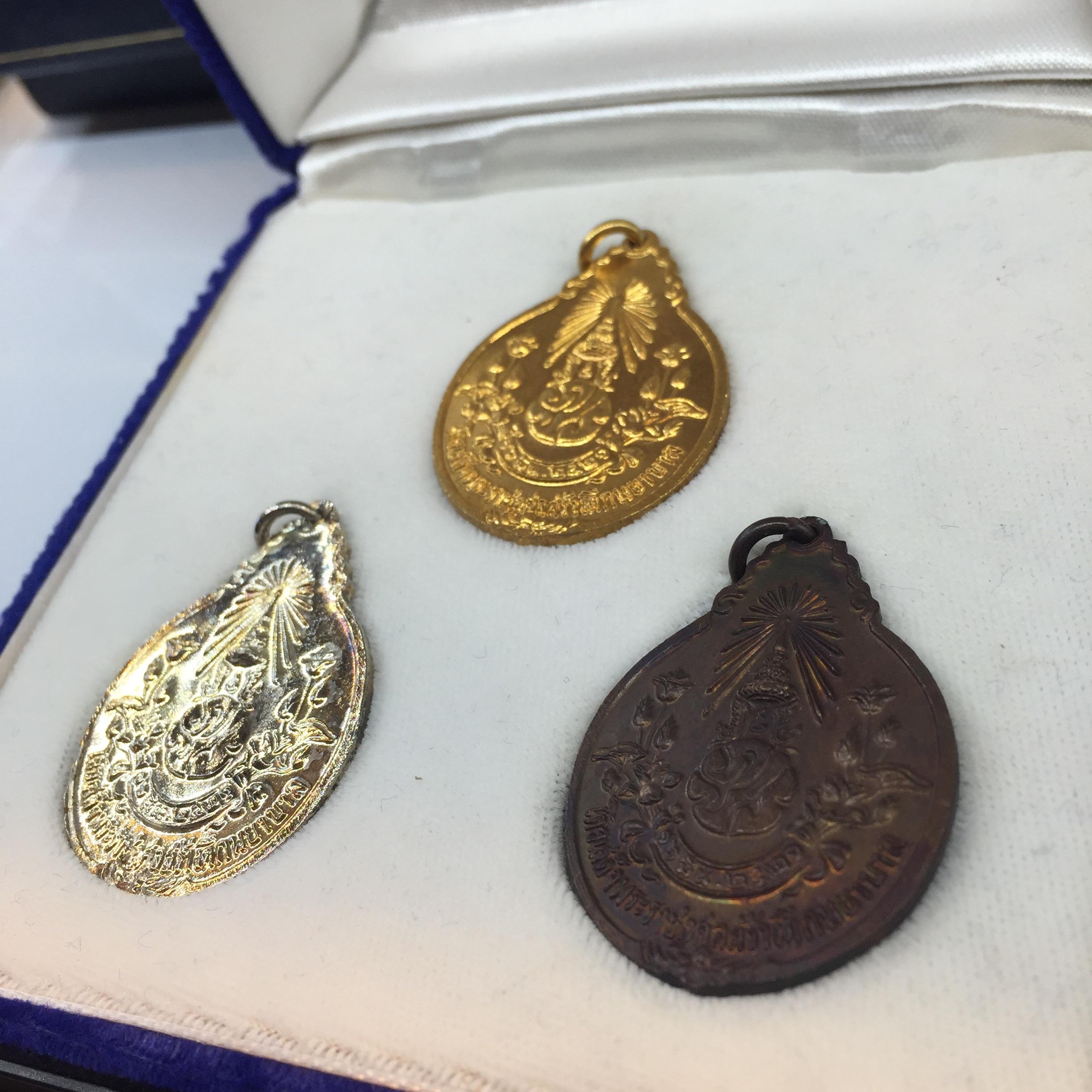 เหรียญ หลวงปู่แหวน สุจิณโณ ภปร สร้างตึกพยาบาล วัดดอยแม่ปั๋ง ปี2521