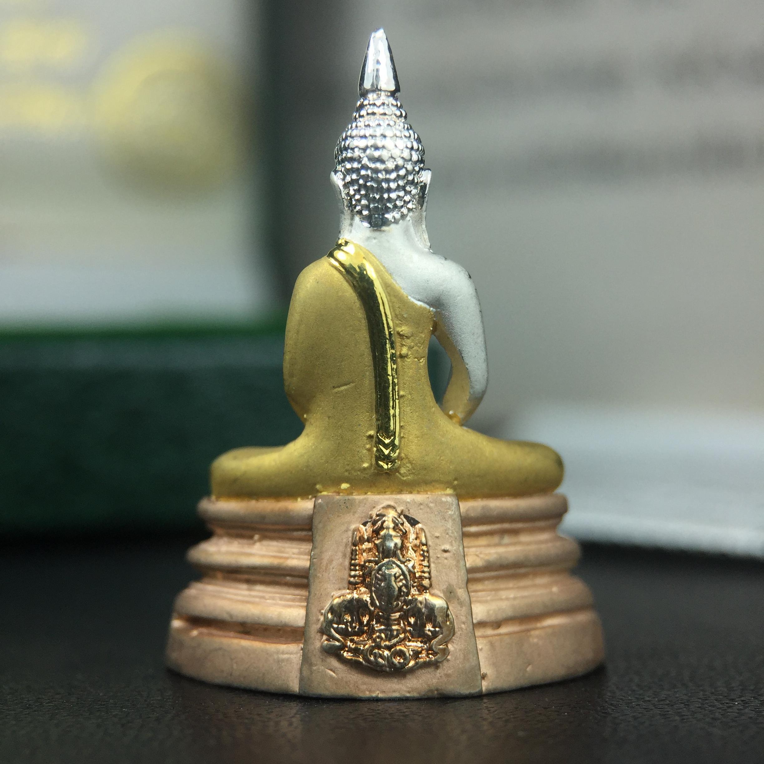 พระพุทธโสธร ภปร. รุ่นย้อนยุค สร้างพระอุโบสถ สมาคมชาวฉะเชิงเทรา จัดสร้าง ปี 2539 วโรกาสครองสิริราชสมบัติครบ 50 ปี เนื้อเงินชุบสามกษัตริย์ทรายนวลขัดเงาบางส่วน(สภาพผิวเดิม เก่าเก็บอย่าดี สวยมาก แบบนี้หายาก) พร้อมกล่องบรรจุและใบรับรองเดิมครบสมบูรณ์