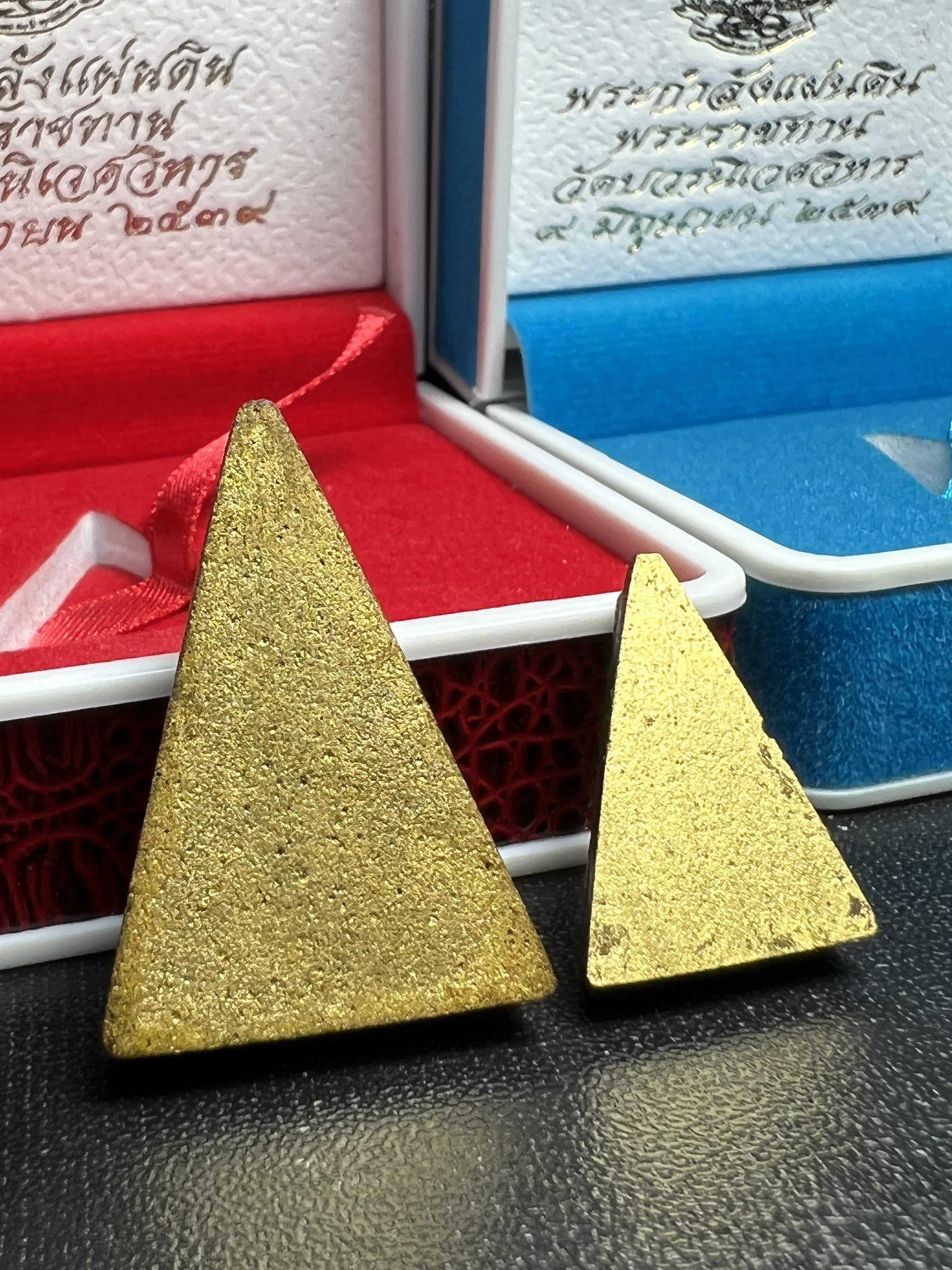 พระกำลังแผ่นดิน พระราชทาน วัดบวรนิเวศวิหาร ปี2539 พิมพ์ใหญ่-พิมพ์เล็ก กรรมการ (ในหลวง รัชกาลที่ 9 พระราชทานมวลสารจิตรลดา)นิยมหายาก