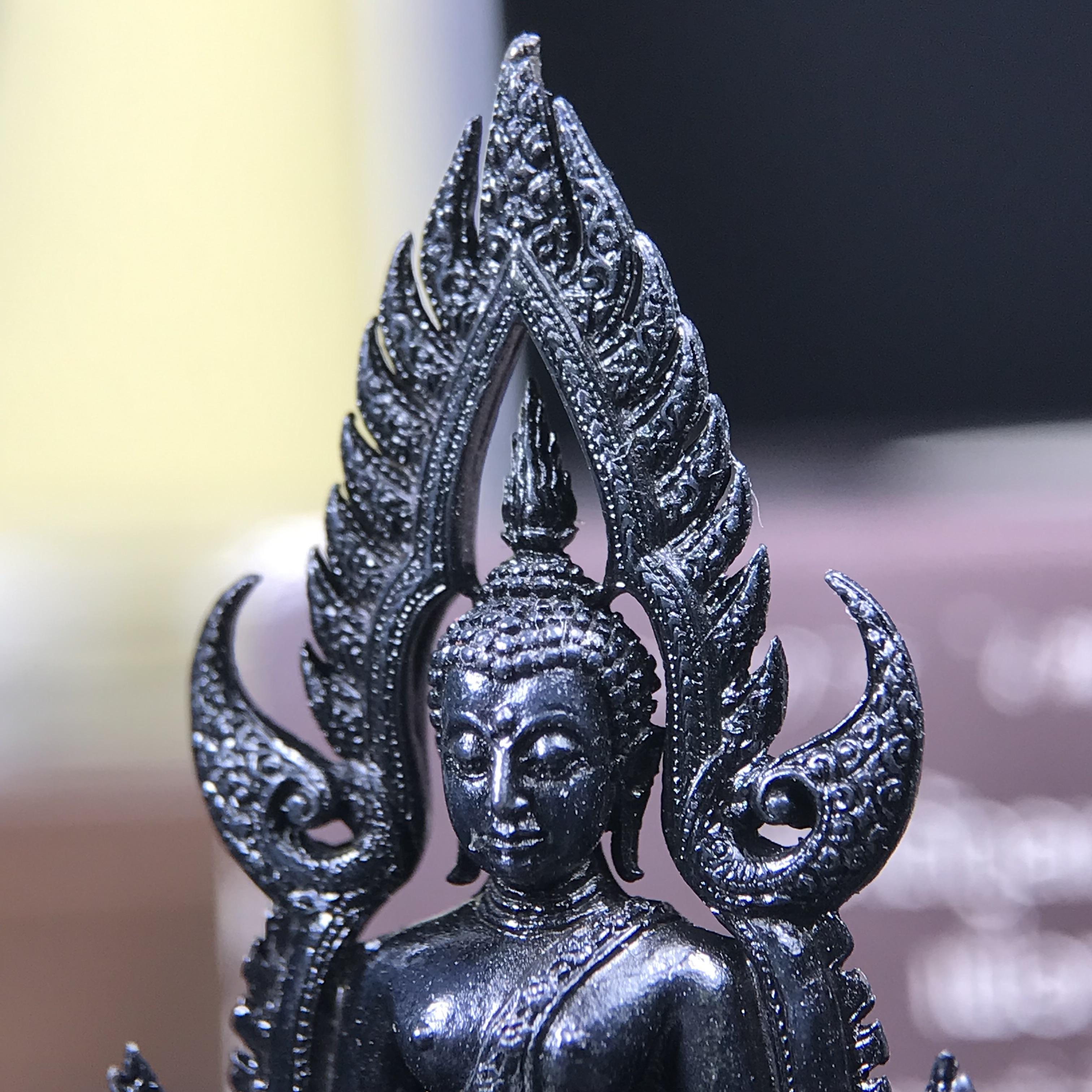 พระพุทธชินราช ภปร. โครงการ "เพราะแผ่นดินนี้ คือ แผ่นดินเกิด" ปี2548(รุ่นแรก) ลอยองค์ หน้าตัก 1/2 นิ้ว(ขนาด 3.5 x 2.5 ซม.) เนื้อเงินรมดำ(พุทธศิลป์จำลองเมื่อครั้งลอกทอง ครั้งที่3 เมื่อปี2547 ร้อยปีจะมีสักครั้ง "พระพุทธชินราชองค์ดำ")