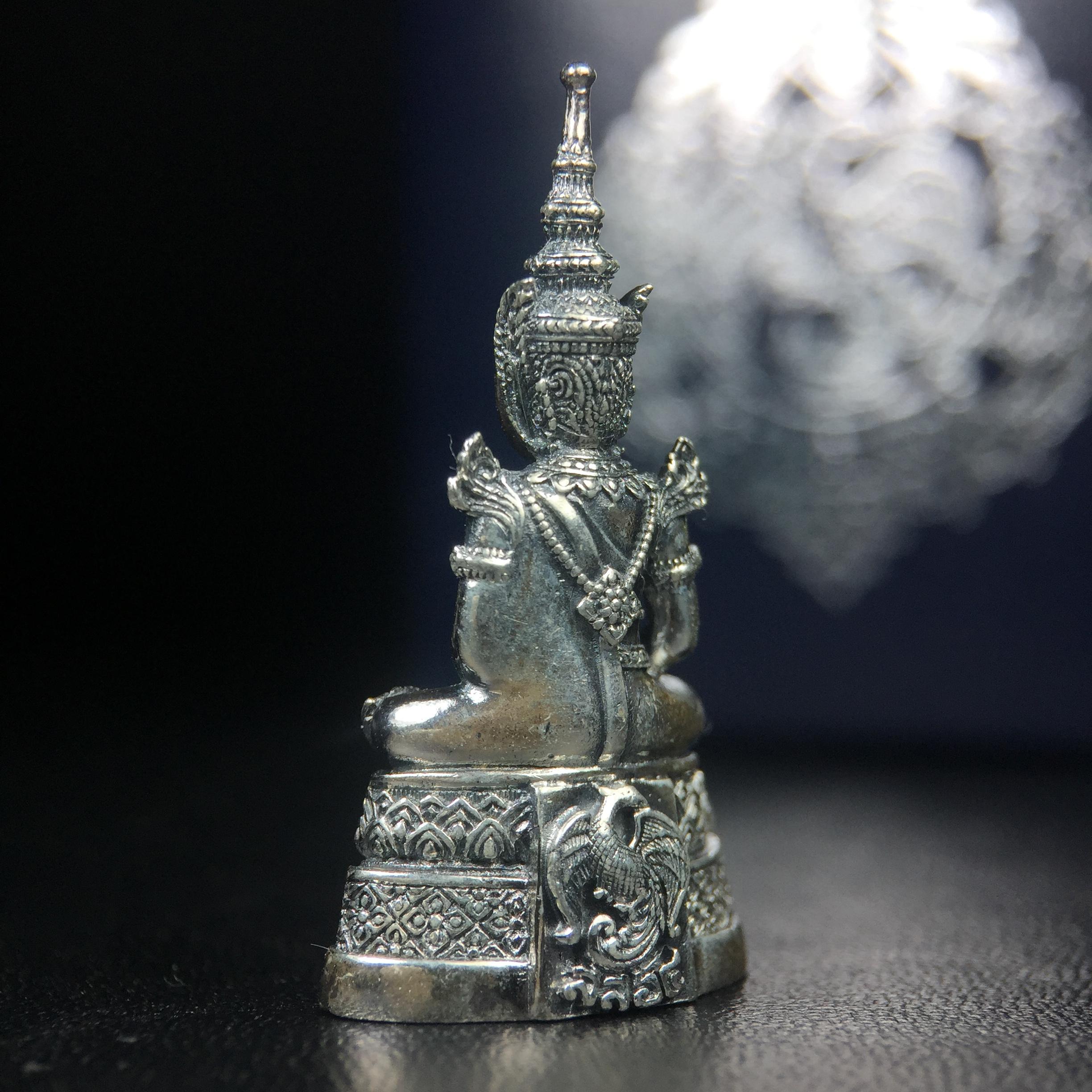 พระแก้วมรกต กรมสรรพสามิตจัดสร้างขึ้นเนื่องในโอกาสครบรอบ 64 ปีของกรมสรรพสามิต และเนื่องในวโรกาสที่พระบาทสมเด็จพระเจ้าอยู่หัวทรงครองราชย์ครบ 50 ปีในปีกาญจนาภิเษก เมื่อ พ.ศ.2539 เนื้อเงินรมดำขัดเงาพร้อมกล่องบรรจุเดิม