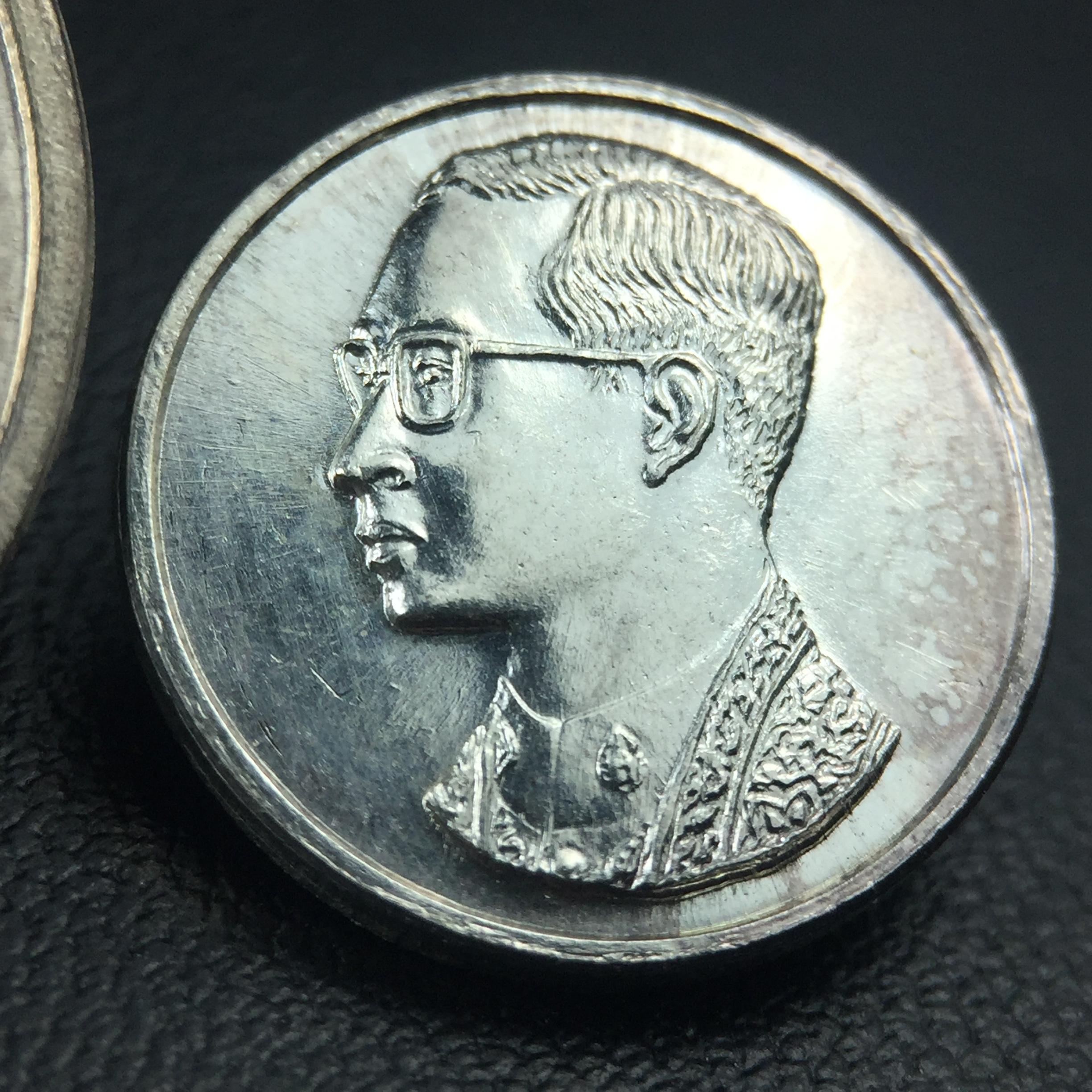 เหรียญพระบรมรูปคุ้มเกล้า รพ.ภูมิพล ปี2522 เนื้อเงิน พิมพ์ใหญ่+พิมพ์เล็ก(1ชุด รวม 2เหรียญ ครบชุดเนื้อเงินหายาก) คัดสภาพสวยเดิม(ในหลวงรัชกาลที่9 ทรงจุดไฟพระฤกษ์และเททอง พิธีใหญ่)ยอดนิยมหายาก