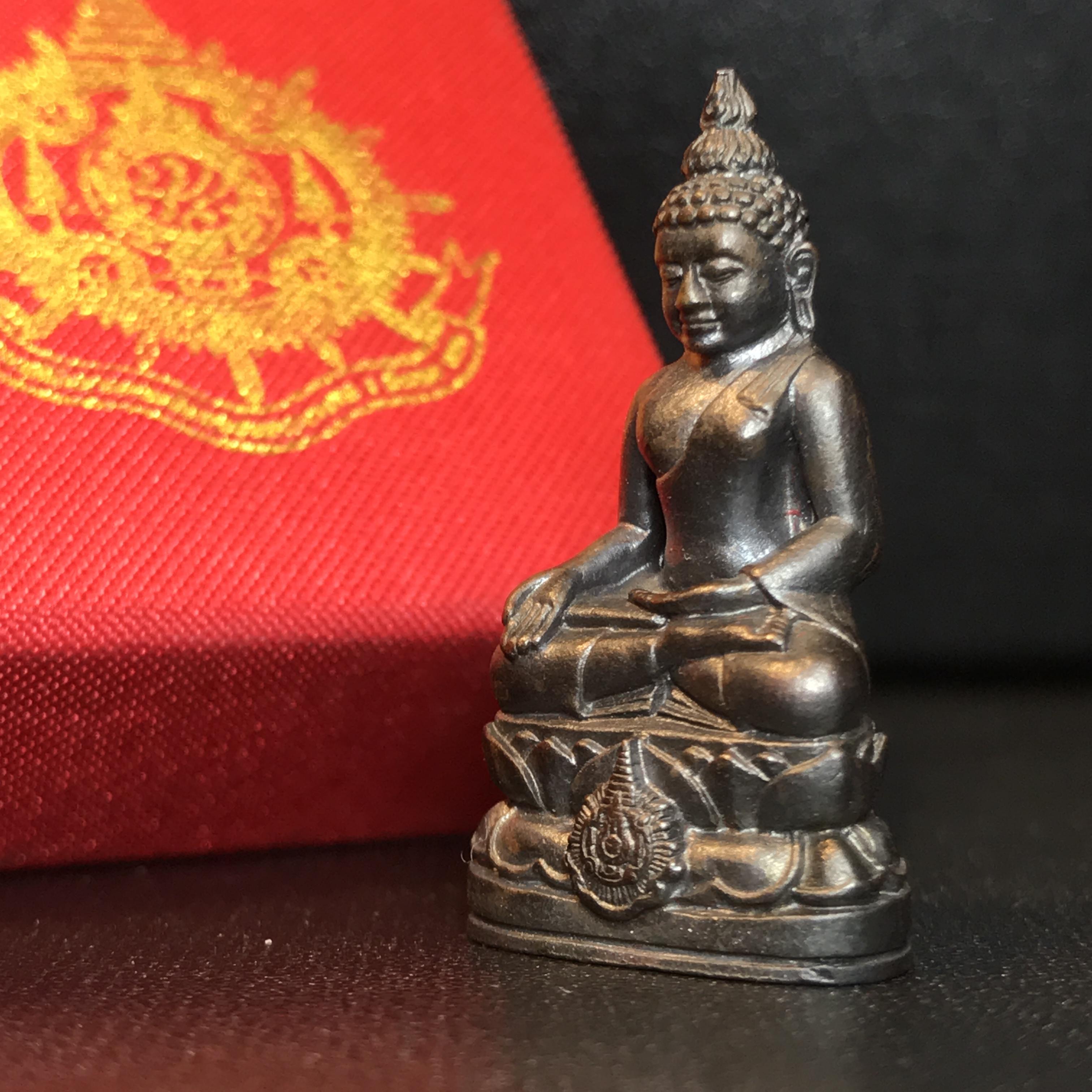 พระกริ่งไพรีพินาศ เฉลิมพระเกียรติ พระบาทสมเด็จพระเจ้าอยู่หัวรัชกาลที่9 พระชนมพรรษา 6 รอบ ปี2542เนื้อนวโลหะผสมทองคำ(บรรจุเหล็กไหล)ดีนอก-ดีใน