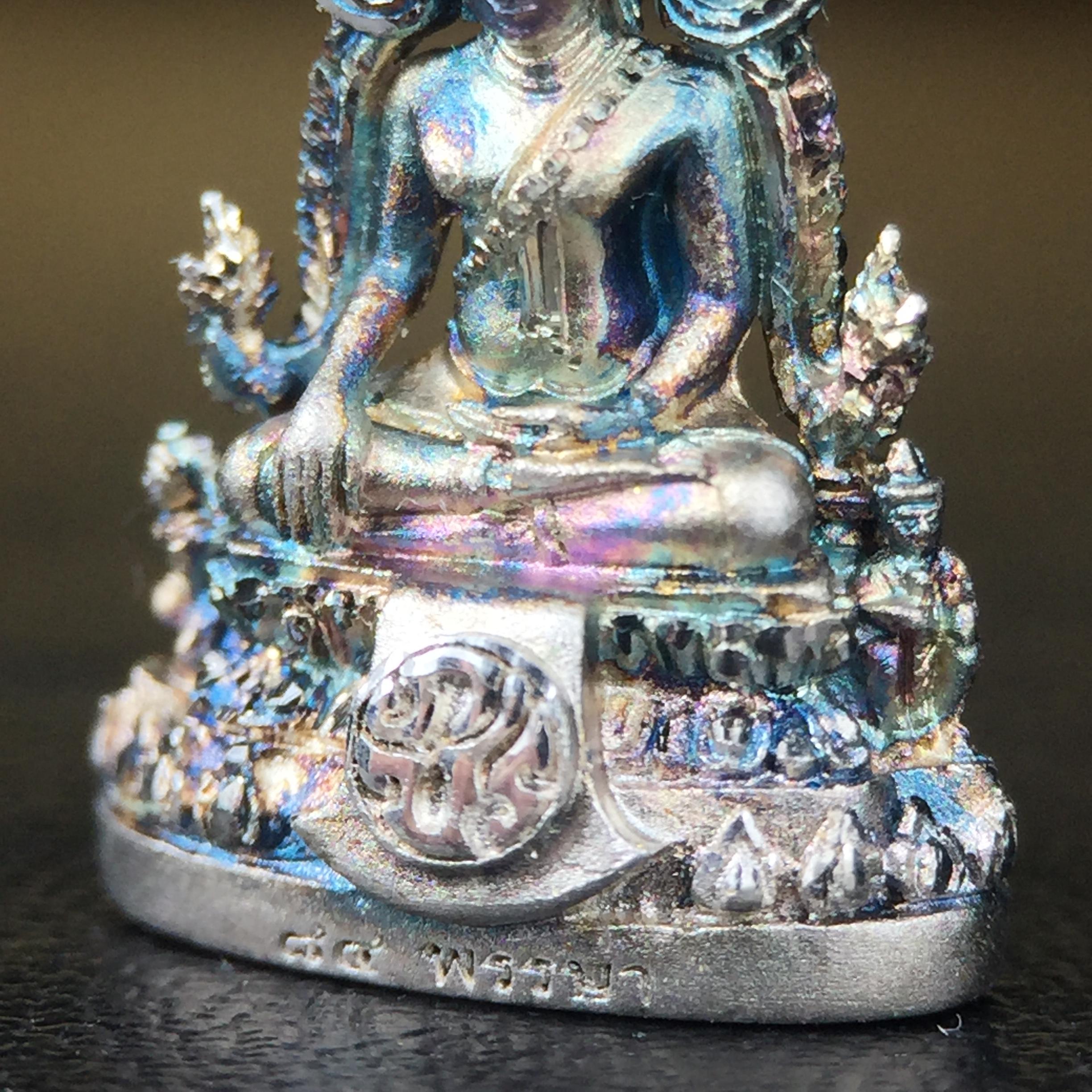 พระพุทธชินราช(จำลอง) ภปร. 84 พรรษา เนื้อเงินชุบทองคำขาว พิมพ์เล็กขนาดหน้าตัก 1/4 นิ้ว (สภาพผิวเดิมสวย ขึ้นสีรุ้งธรรมชาติ แบบนิยม)(พระราชทานมวลสาร จิตรลดาและเส้นพระเจ้า(เส้นผม))พุทธศิลป์ทรงคุณค่าอีกหนึ่งรุ่นยอดนิยม