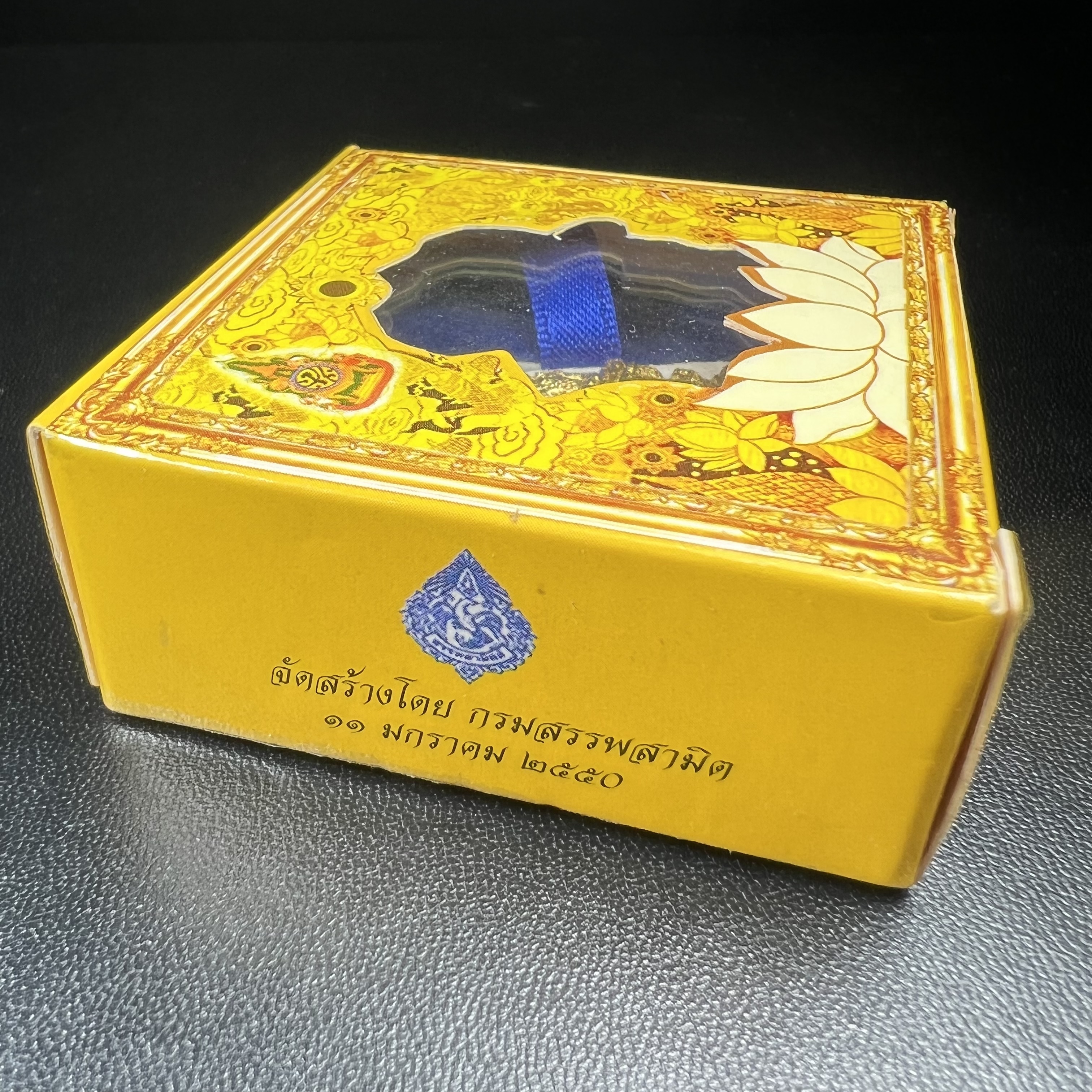 พระแก้วมรกต(จำลอง)ทรงเครื่องฤดูร้อน พระผงบูชา ด้านหน้าปิดทอง ด้านหลังตราฉลองสิริราชสมบัติครบ 60ปี เนื้อเงินขึ้นสีรุ้งธรรมชาติสร้างสรรค์งดงาม(รุ่นนี้ได้พระราชทานเส้นพระเจ้า(เส้นผม)รัชกาลที่9ในการจัดสร้าง)***องค์นี้พิเศษมองเห็นเส้นผมติดอยู่ด้านหลังชัดเจน***