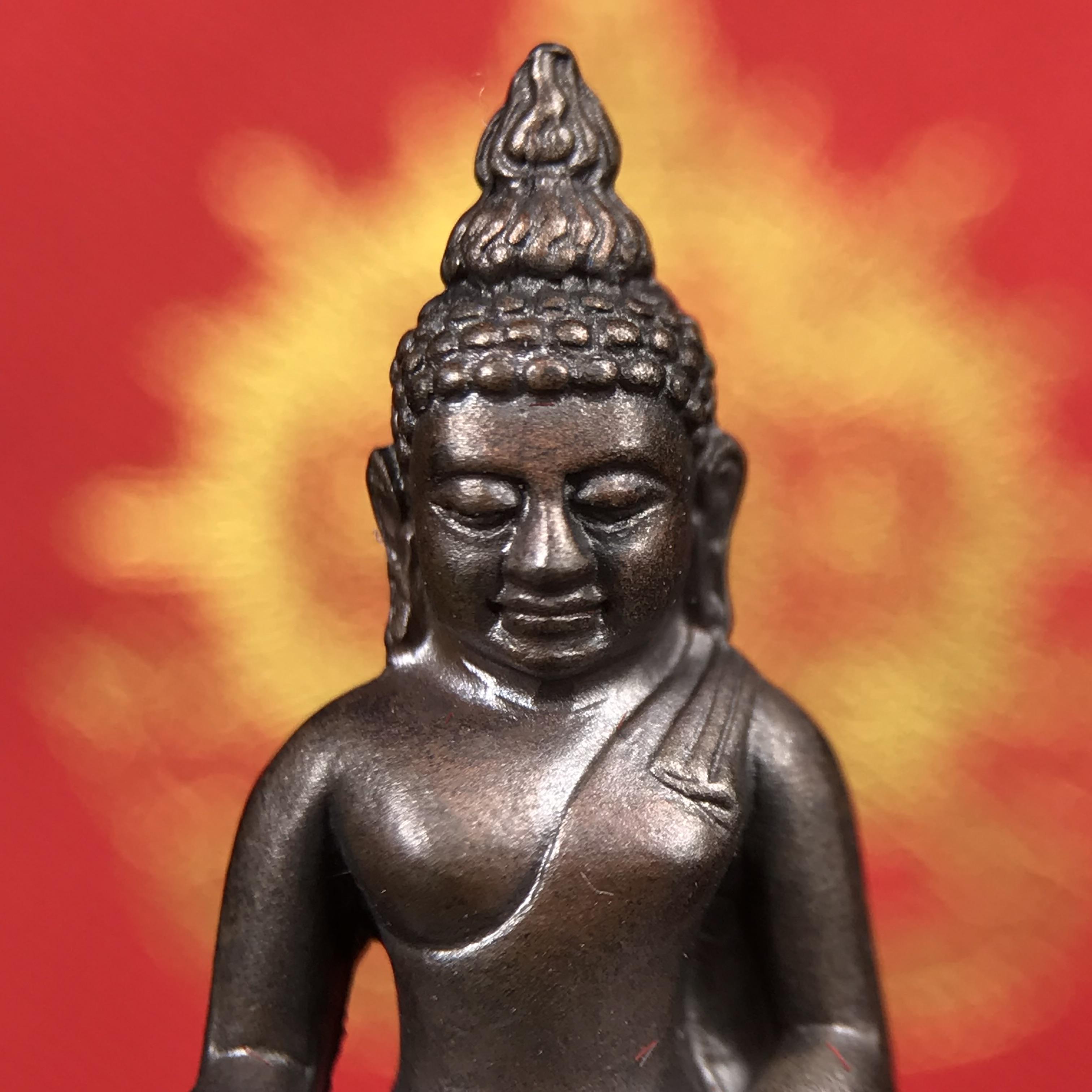 พระกริ่งไพรีพินาศ บรรจุเหล็กไหล ครั้งแรกและครั้งเดียวในประวัติศาสตร์ เฉลิมพระเกียรติ พระบาทสมเด็จพระเจ้าอยู่หัวรัชกาลที่9 พระชนมพรรษา 6 รอบ ปี2542 เนื้อนวโลหะผสมทองคำ(บรรจุเหล็กไหล)ดีนอก-ดีใน พิธีใหญ่ มวลสารเด่น (หายาก)