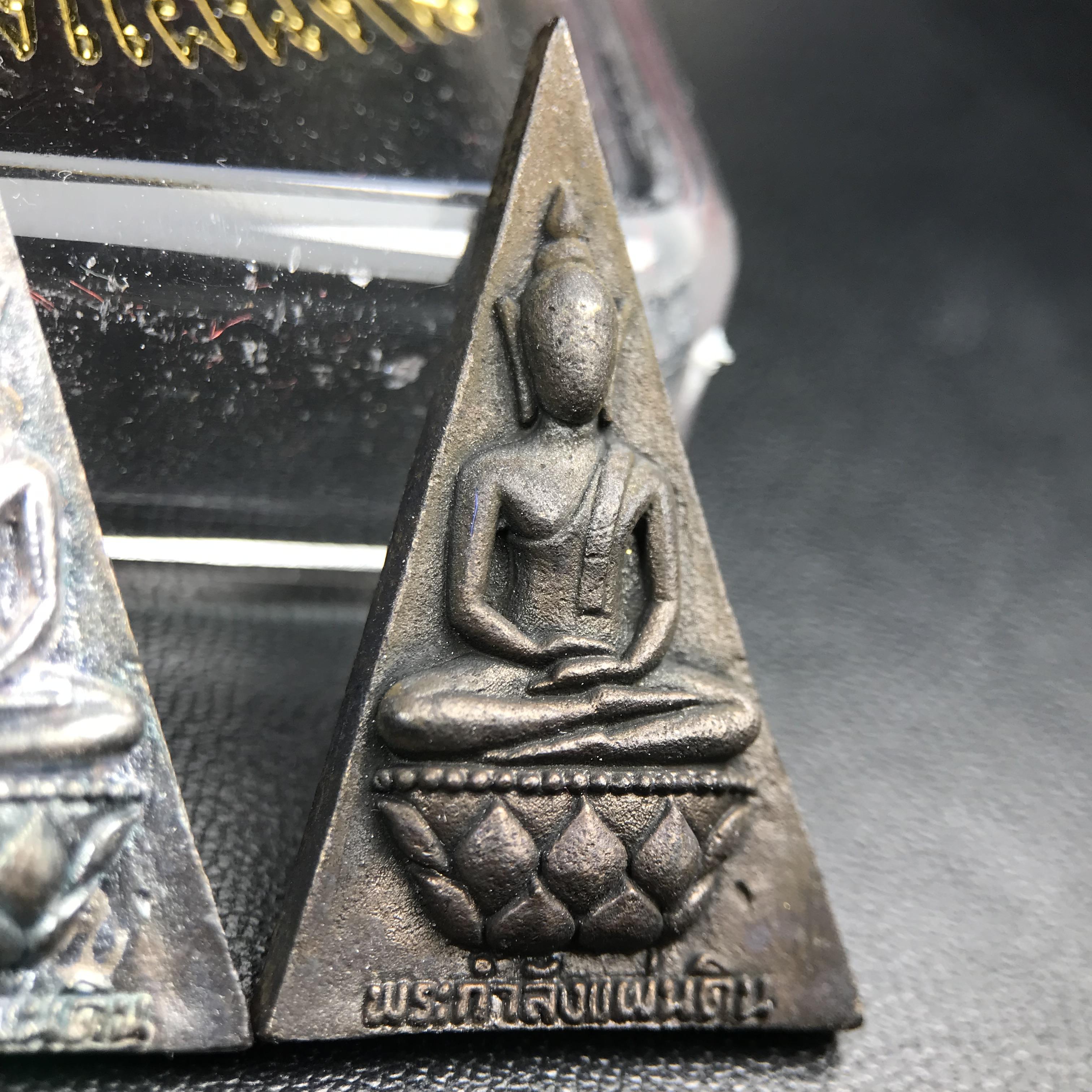 พระกำลังแผ่นดิน (สมเด็จจิตรลดา2) จัดสร้างเฉลิมพระเกียรติ ร.9 ครองราชย์ 50 ปี 2539 เนื้อเงิน(ผิวเดิมกลับดำ รุ้งๆสวย)+เนื้อนวโลหะ(สร้างน้อยหายาก)พร้อมกล่องบรรจุเดิมครบสมบูรณ์(1ใน2539องค์)