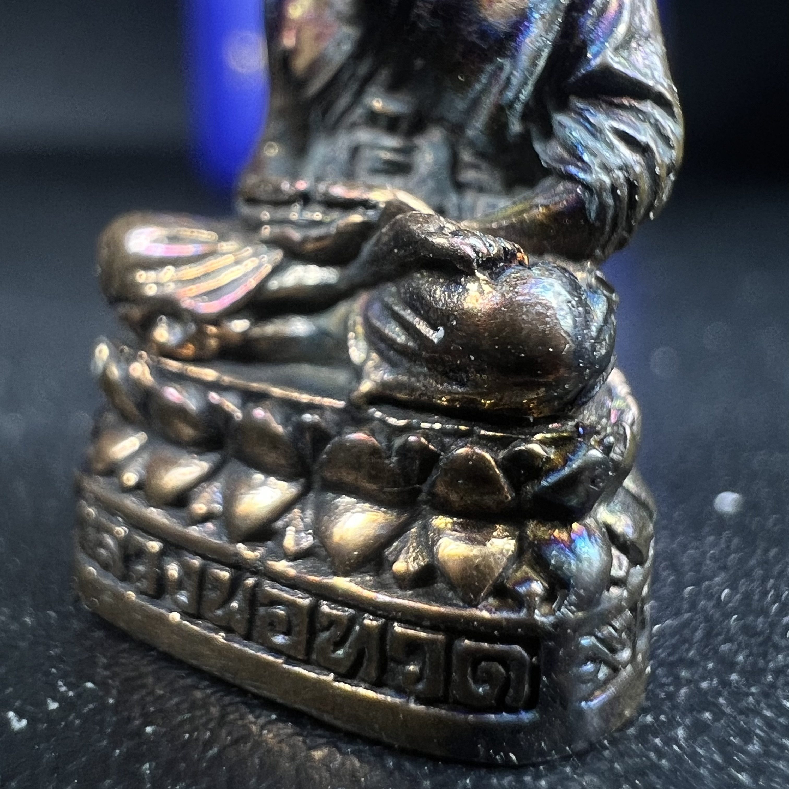 รูปเหมือนหล่อลอยองค์หลวงปู่ทวด รุ่น 111ปี กระทรวงกลาโหม เนื้อนวโลหะรมดำ-ปัดเงา ปี2540 พิธีใหญ่ เข้มขลัง นิยม พร้อมกล่องบรรจุเดิม(คัดสภาพสวยผิวเทพๆผิวรุ้งๆ)ทั้งพิธีทั้งพุทธศิลป์ทรงคุณค่าอีกหนึ่งรุ่นยอดนิยม