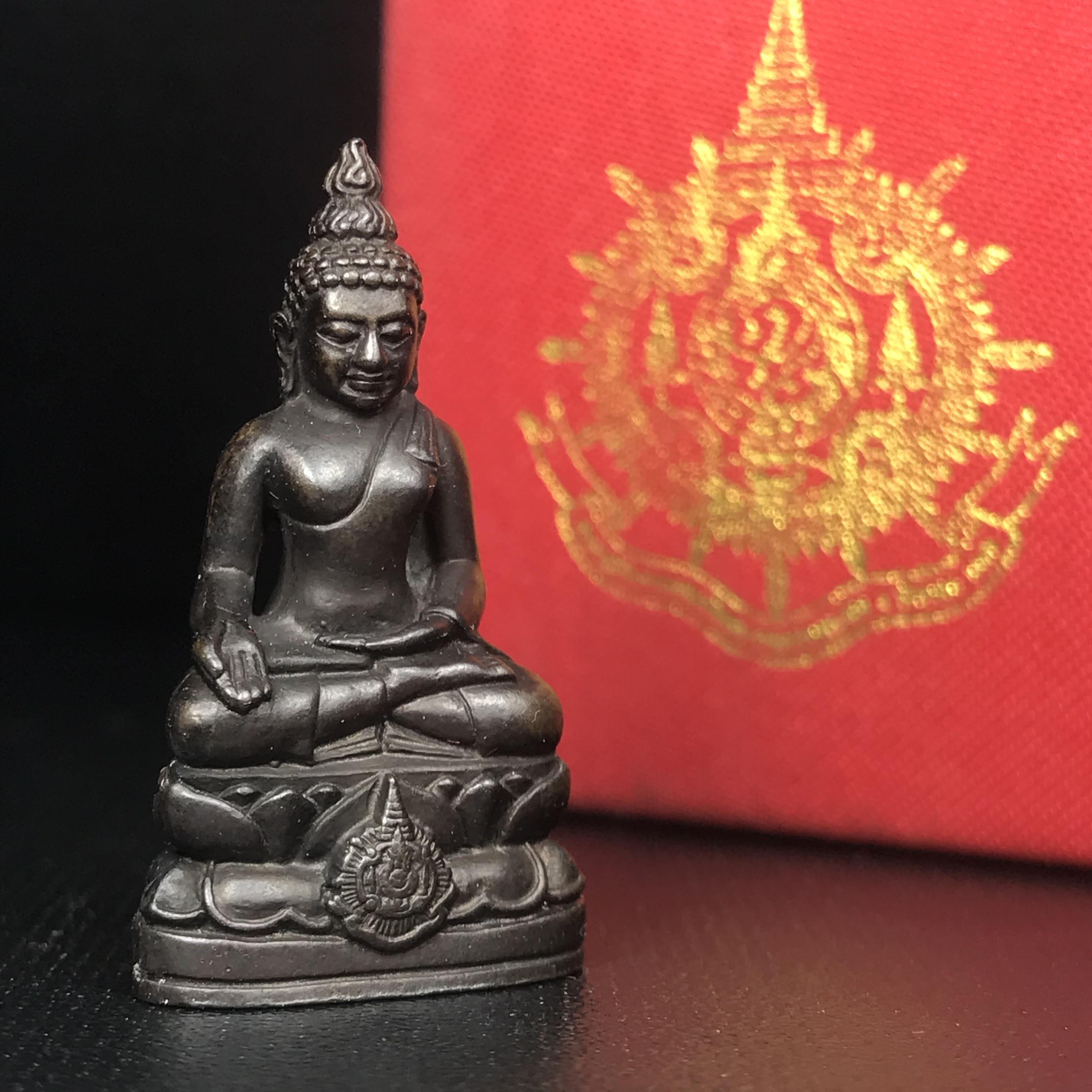 พระกริ่งไพรีพินาศ เฉลิมพระเกียรติ พระบาทสมเด็จพระเจ้าอยู่หัวรัชกาลที่9 พระชนมพรรษา 6 รอบ ปี2542 เนื้อนวโลหะผสมทองคำ(บรรจุเหล็กไหล)ดีนอก-ดีใน