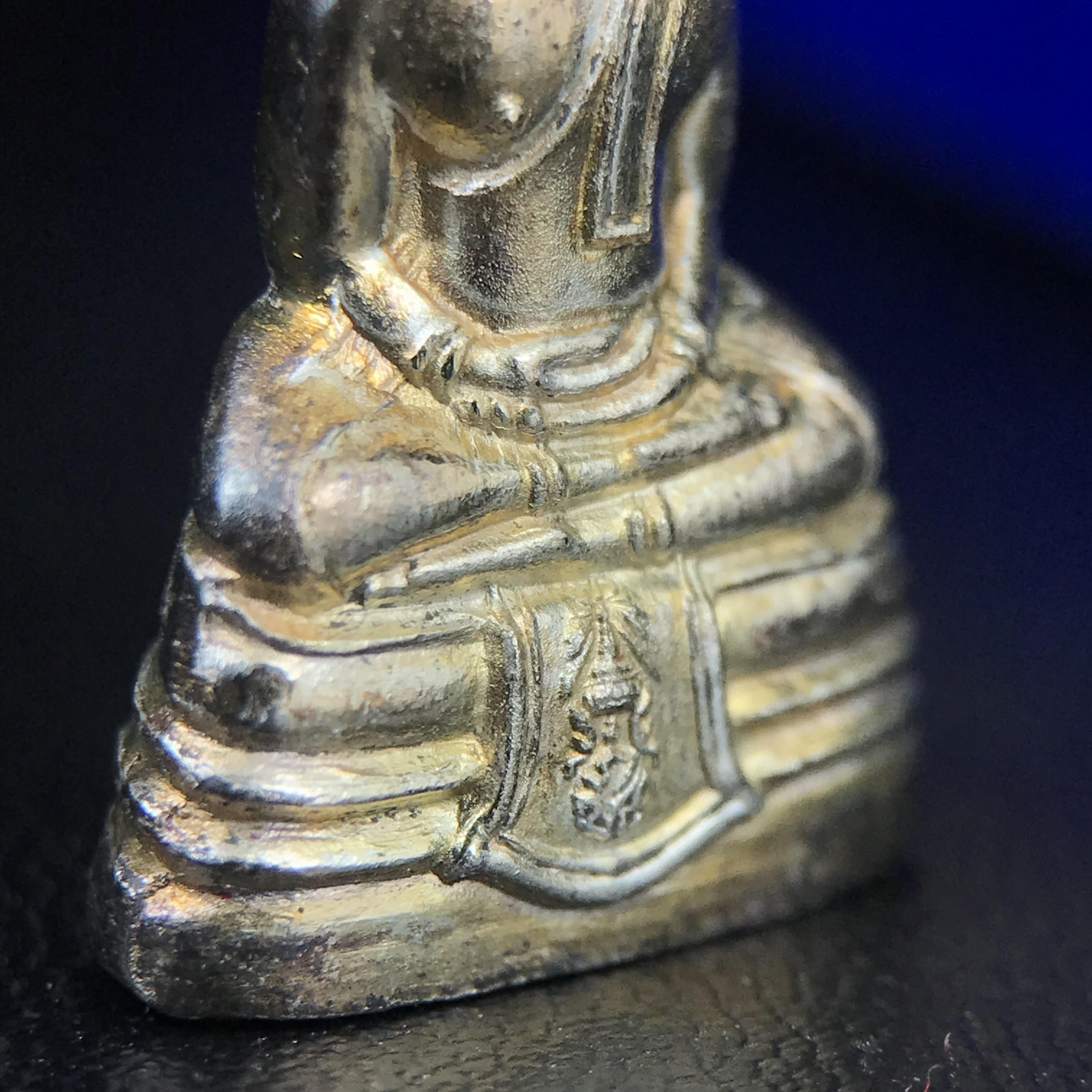 พระกริ่งหลวงพ่อโสธร ภปร. รุ่นกาญจนาภิเษก จัดสร้างในมงคลวโรกาสที่พระบาทสมเด็จพระเจ้าอยู่หัวรัชกาลที่9 เสด็จเถลิงถวัลย์สิริราชสมบัติ ครบ 50 ปี ในพุทธศักราช 2539 เนื้อเงิน(ผิวเดิมสวย)(พิธีใหญ่เข้มขลัง)1 ใน 9950 องค์