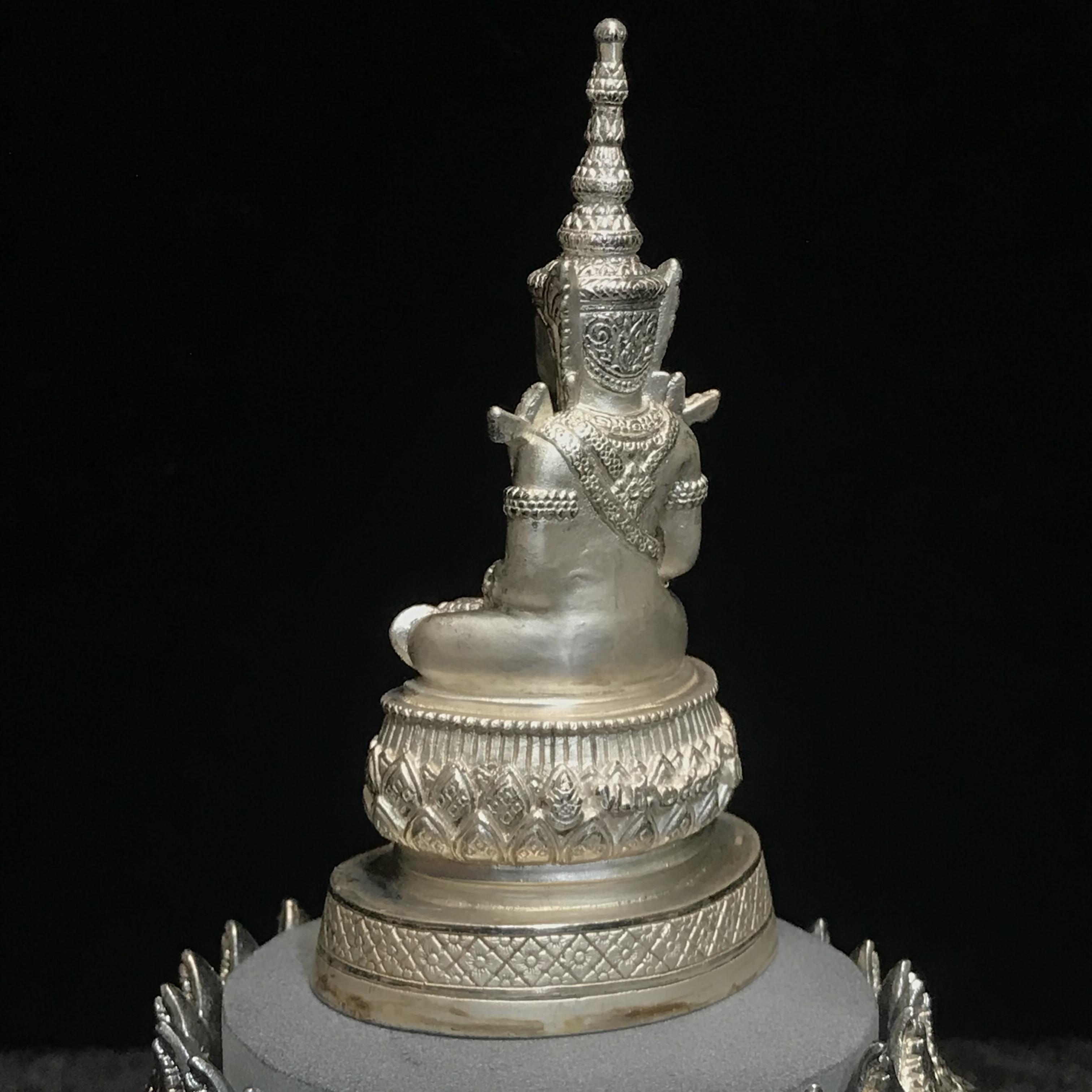 พระแก้วมรกต ภปร.(รุ่นแรก) ปี2545 รุ่นฉลองกรุงรัตนโกสินทร์ครบ 220 ปี หล่อลอยองค์ เนื้อเงิน ขนาดบูชา 50*90 มม. พร้อมฐานวางครอบแก้วเดิม(สวยงามและหายากมาก)