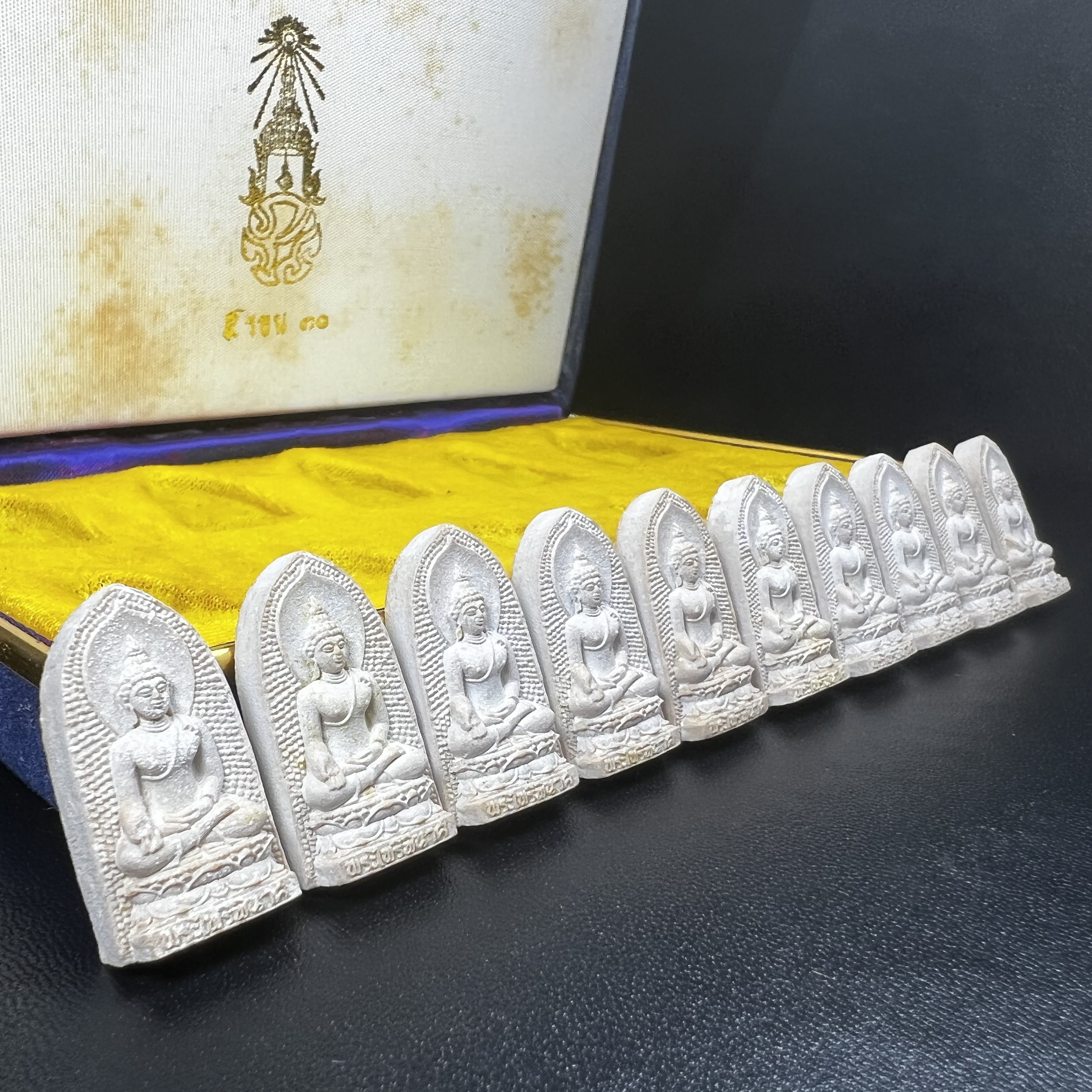 พระไพรีพินาศ ภปร. ครบ 5 รอบ ในหลวงรัชกาลที่ 9 ปี 2530(เนื้อผงพิมพ์ใหญ่) ชุดกรรมการ บรรจุจำนวน 10 องค์ ในกล่อง ตราสัญลักษณ์ ภปร.(ในหลวงรัชกาลที่9เสด็จในพิธีเจิมพระสุหร่าย)พระดี พิธีใหญ่ ประกอบพิธีพุทธาภิเษกพร้อมกับพิธีพระกริ่งปวเรศ ปี2530 วัดบวรนิเวศวิหาร