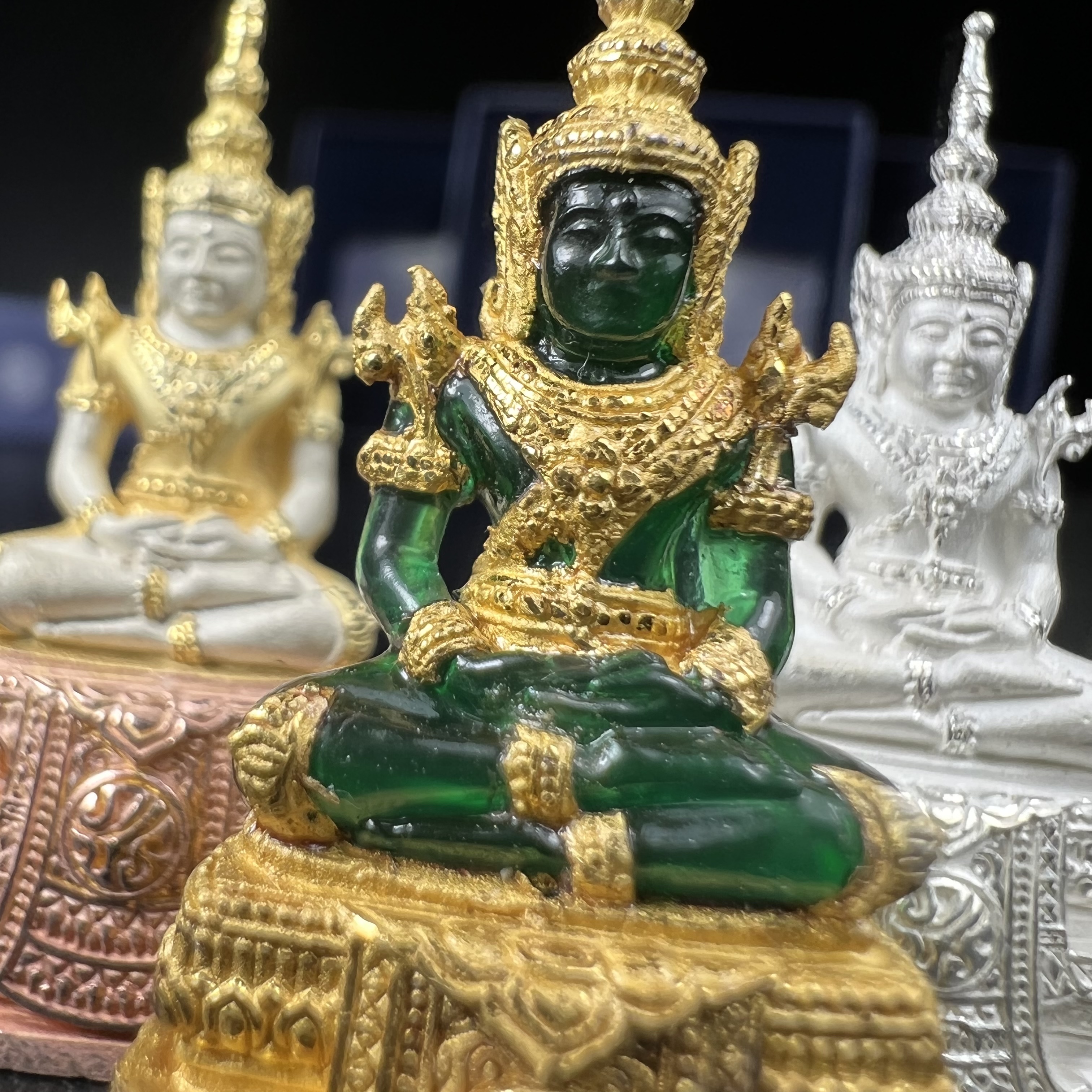 พระแก้วมรกต ภปร. จัดสร้างโดย รพ.ภูมิพลฯ ปี2547 ลอยองค์ขนาดหน้าตัก 1/2 นิ้ว (เนื้อเรซิ่นหุ้มทองคำ99.99%+เนื้อเงิน+เนื้อเงินสามกษัตริย์)(1ชุด 3 องค์)งดงามทรงคุณค่าอีกหนึ่งรุ่นยอดนิยม หายาก