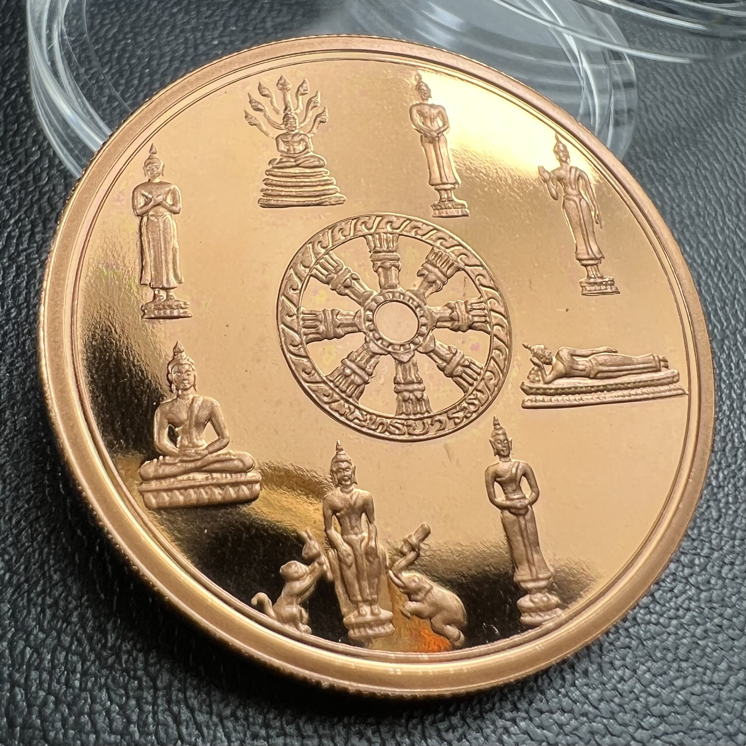 เหรียญพระแก้วมรกต พระพุทธชินราช พระพุทธโสธร รุ่นพุทธบารมี ปี 2540 เนื้อทองแดงขัดเงา พิธีพุทธาภิเษก 2 พิธี มหามงคล (พระพุทธคู่บ้านคู่เมือง รูปแบบเหรียญสวยงดงามมาก พิธีใหญ่ เป็นที่นิยม)