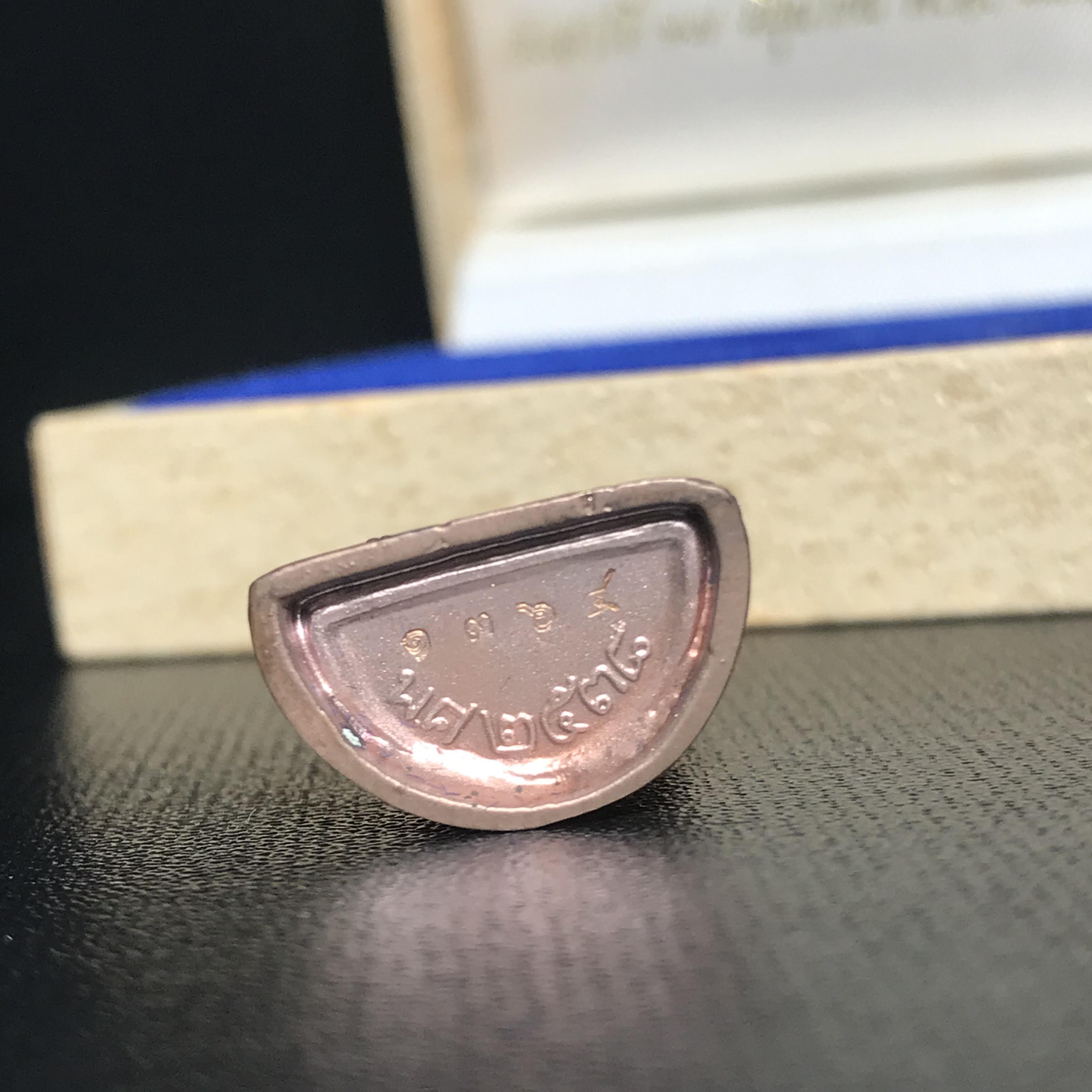 พระกริ่งไพรีพินาศ วัดบวรนิเวศวิหาร ปี2538 จัดสร้างโดยสถาบันเทคโนโลยีพระจอมเกล้าพระนครเหนือ พุทธาภิเษก ณ อุโบสถวัดพระแก้ว เนื้อนวโลหะ พร้อมกล่องบรรจุเดิม หมายเลข 1364 (พระดี พิธีใหญ่ เกจิยอดนิยม)