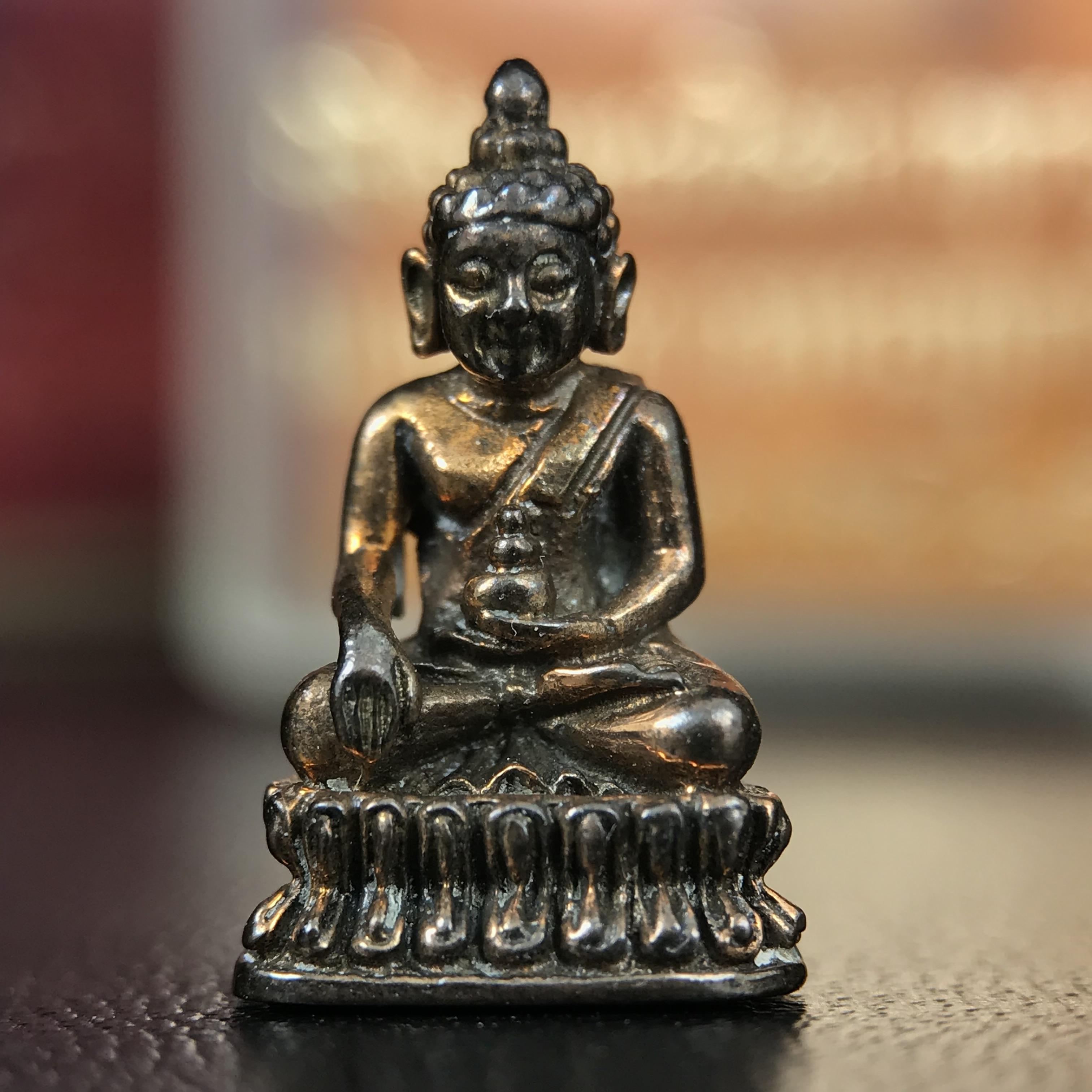 พระกริ่งนเรศวรพระองค์ดำ + พระชัยวัฒน์พระองค์ดำ อนุสรณ์ 100 ปี พิษณุโลกพิทยาคม (โรงเรียนชาย) พิธีจักรพรรดิมหาพุทธาภิเษก ปี 2542 เนื้อนวโลหะ(เต็มสูตรแก่ทองคำ) พิธีใหญ่มวลสารดีเกจิอาจารย์ยอดนิยมร่วมปลุกเสก*** ตอกโค้ดและหมายเลข*** 1 ใน 4999 องค์ ยอดนิยมหายาก