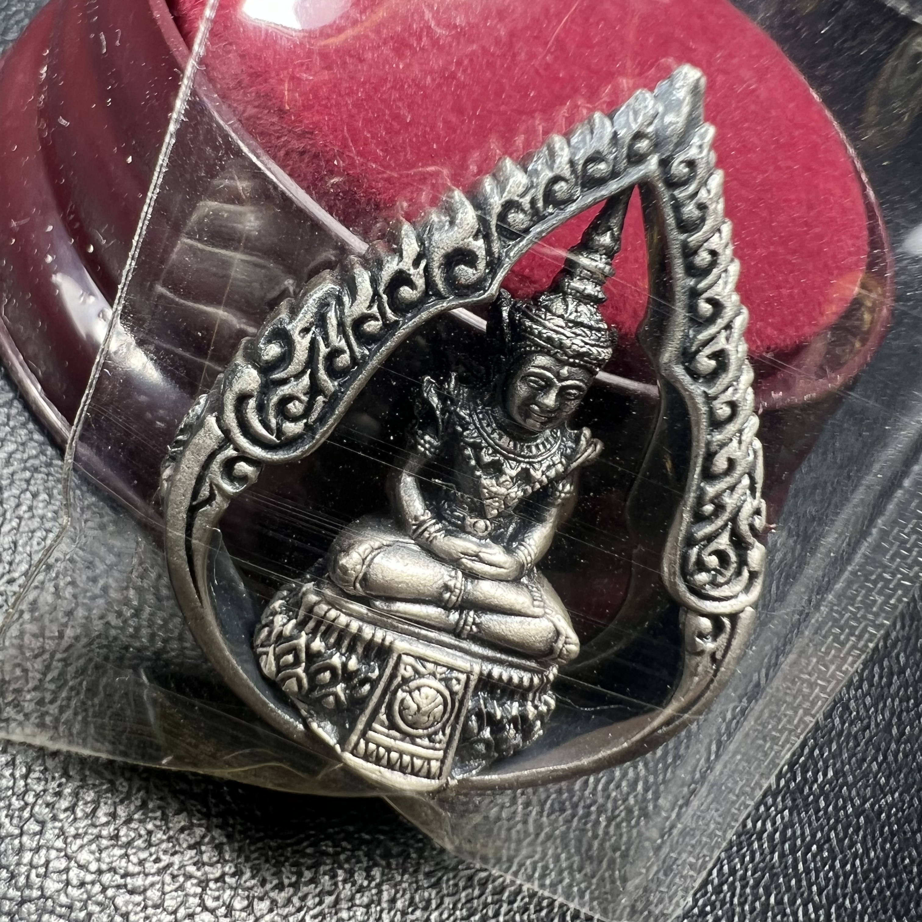 พระแก้วมรกต ภปร.(รุ่นแรก) ปี2545 รุ่นฉลองกรุงรัตนโกสินทร์ครบ 220 ปี พิมพ์ลอยองค์ทรงหยดน้ำ เนื้ออัลปาก้า ชุบเงินลงดำ ขนาด 18*27 มม. พร้อมครอบตั้งโชว์เดิม องค์พระซีนซองเดิม สวยครบสมบูรณ์