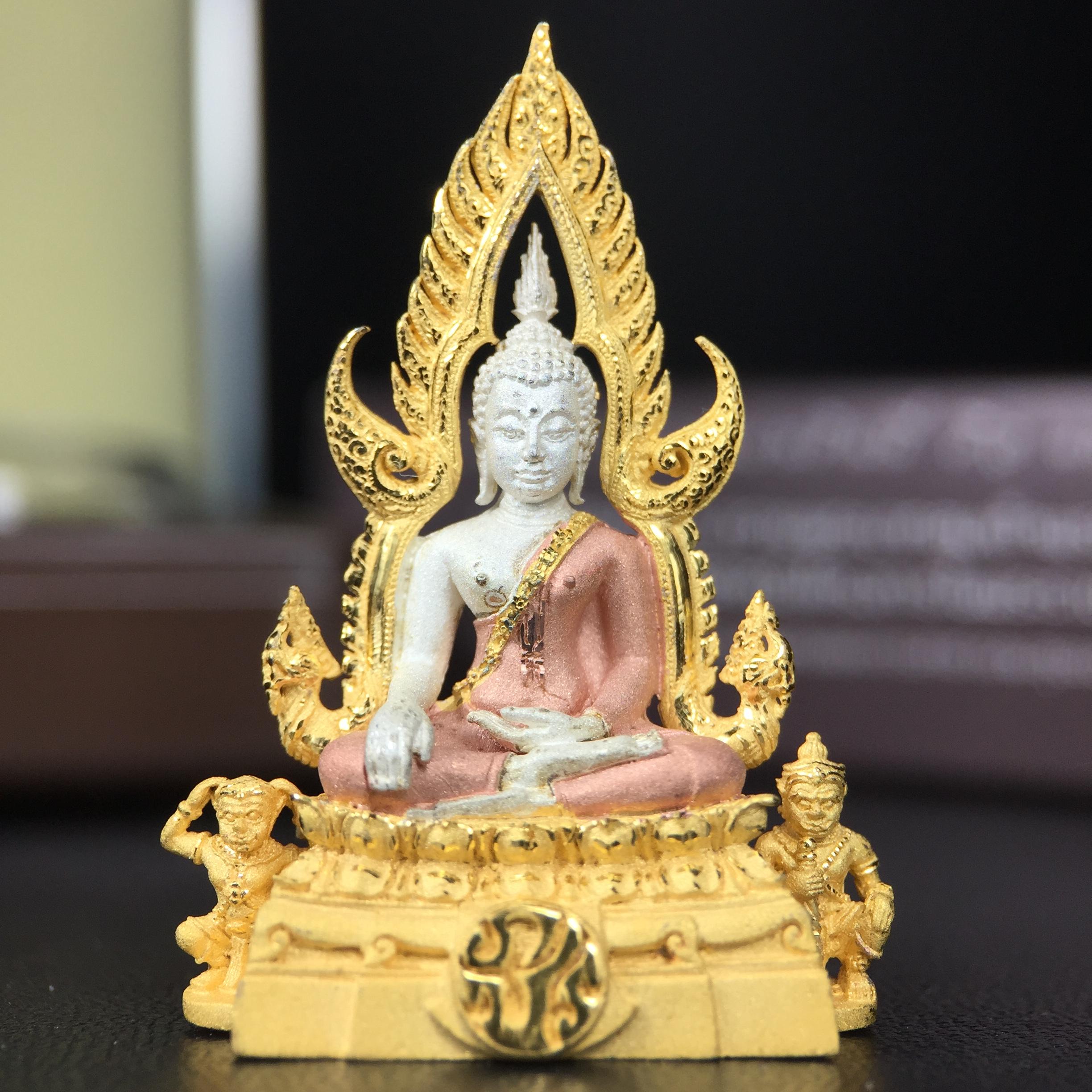 พระพุทธชินราช ภปร. โครงการ "เพราะแผ่นดินนี้ คือ แผ่นดินเกิด" ปี2548(รุ่นแรก) ลอยองค์ หน้าตัก 1/2 นิ้ว เนื้อเงินสามกษัตริย์ พุทธศิลป์งดงามทรงคุณค่า รุ่นยอดนิยม
