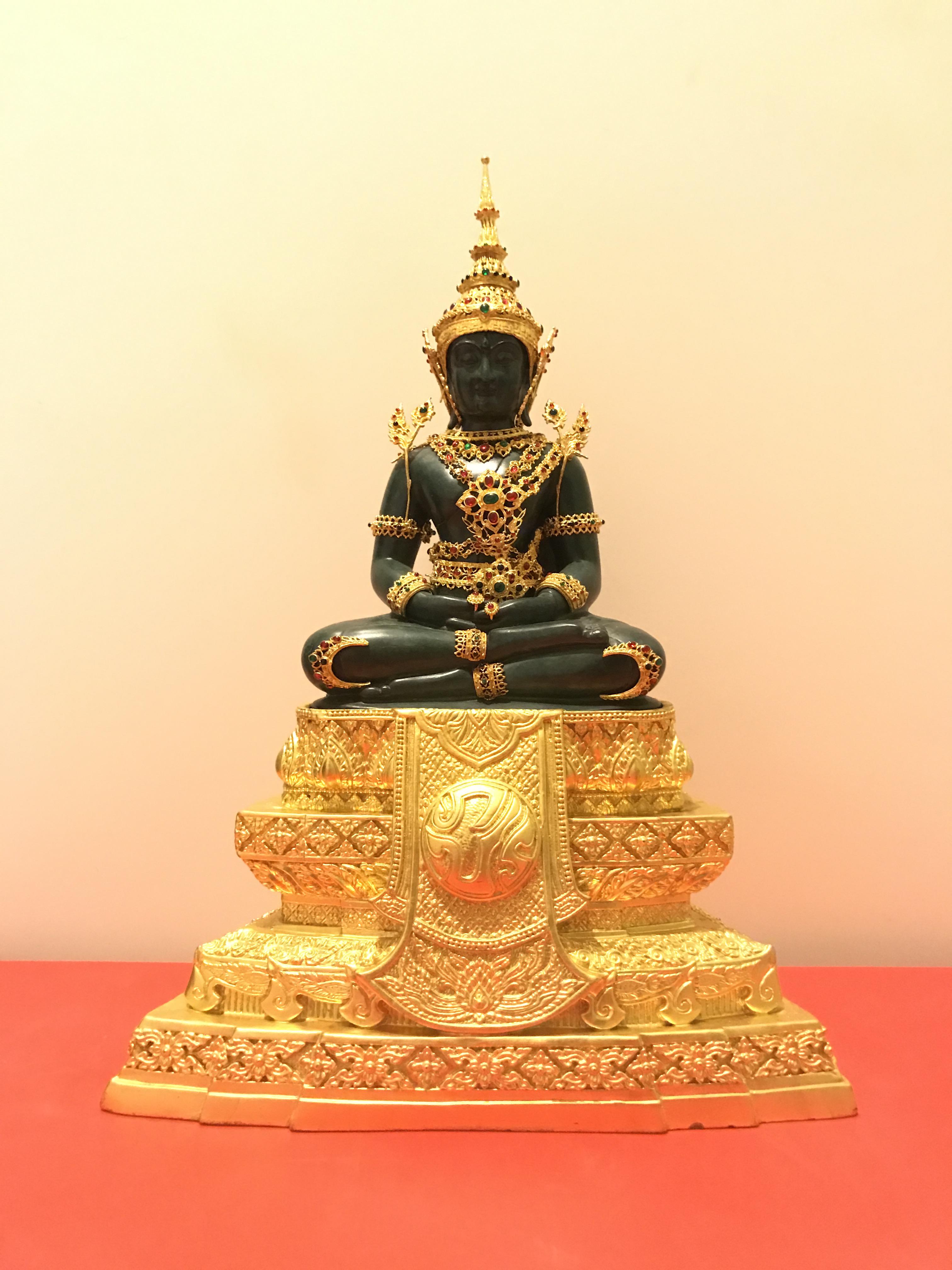 พระพุทธมหามณีรัตนปฏิมากร จำลอง (พระแก้วมรกต) ขนาดบูชาหน้าตัก 5 นิ้ว ตราสัญลักษณ์ ภ.ป.ร. รุ่นแรก ปี2547 เนื้อนวโลหะเคลือบสีเขียว(เครื่องทรงนวโลหะชุบทองไมครอน)