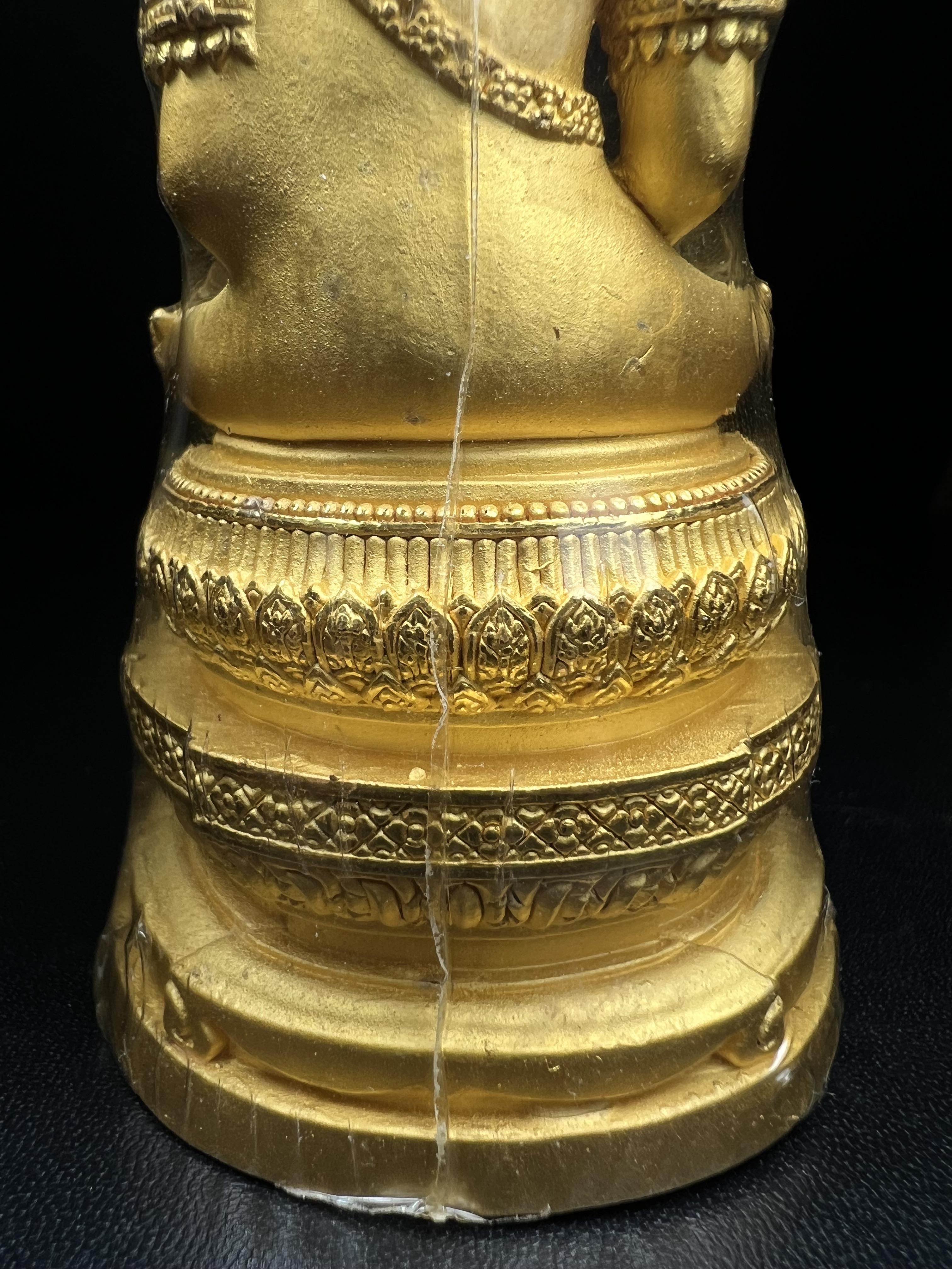 พระแก้วมรกต ภปร. ปี2547 จัดสร้างโดย โรงพยาบาลภูมิพลฯ กรมแพทย์ทหารอากาศ ขนาดบูชาหล่อลอยองค์หน้าตัก 2 นิ้ว เนื้อทองคำบริสุทธิ์ 99.99% องค์พระซีนเดิมสวยคงสภาพเดิม(สวยงามและหายากมาก)(1ใน 1000 องค์)