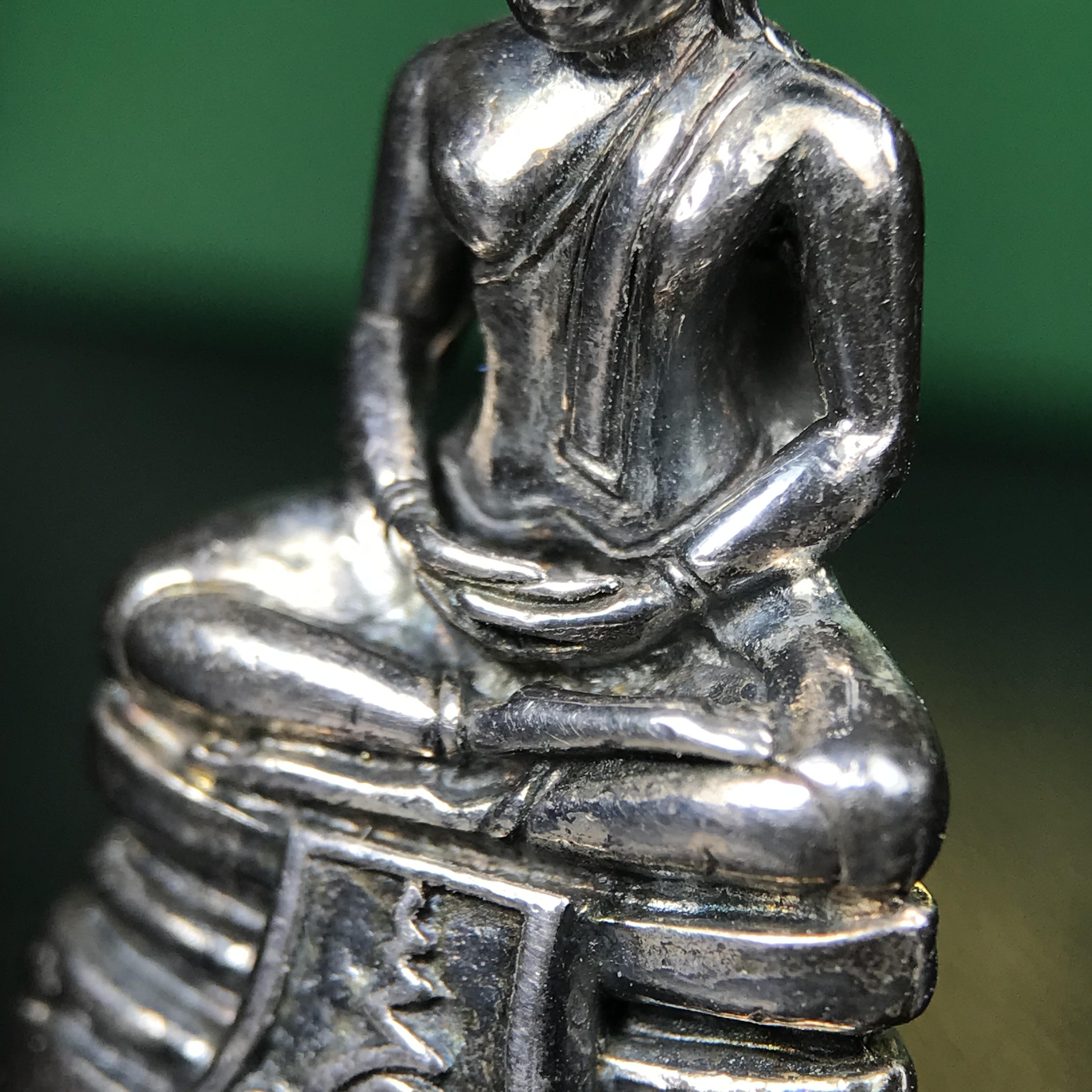 พระพุทธโสธร รุ่น กศก. 120 ปี เนื่องในโอกาสครบ 120 ปี กรมศุลกากร กระทรวงการคลัง จัดสร้าง ปี 2537 เนื้อเงินบริสุทธิ์ 99.9% ผิวขัดเงาลงดำ(เข้มขลัง)(งานบริษัท แพรนด้า จิวเวลรี่)สวยงดงาม ทรงคุณค่า