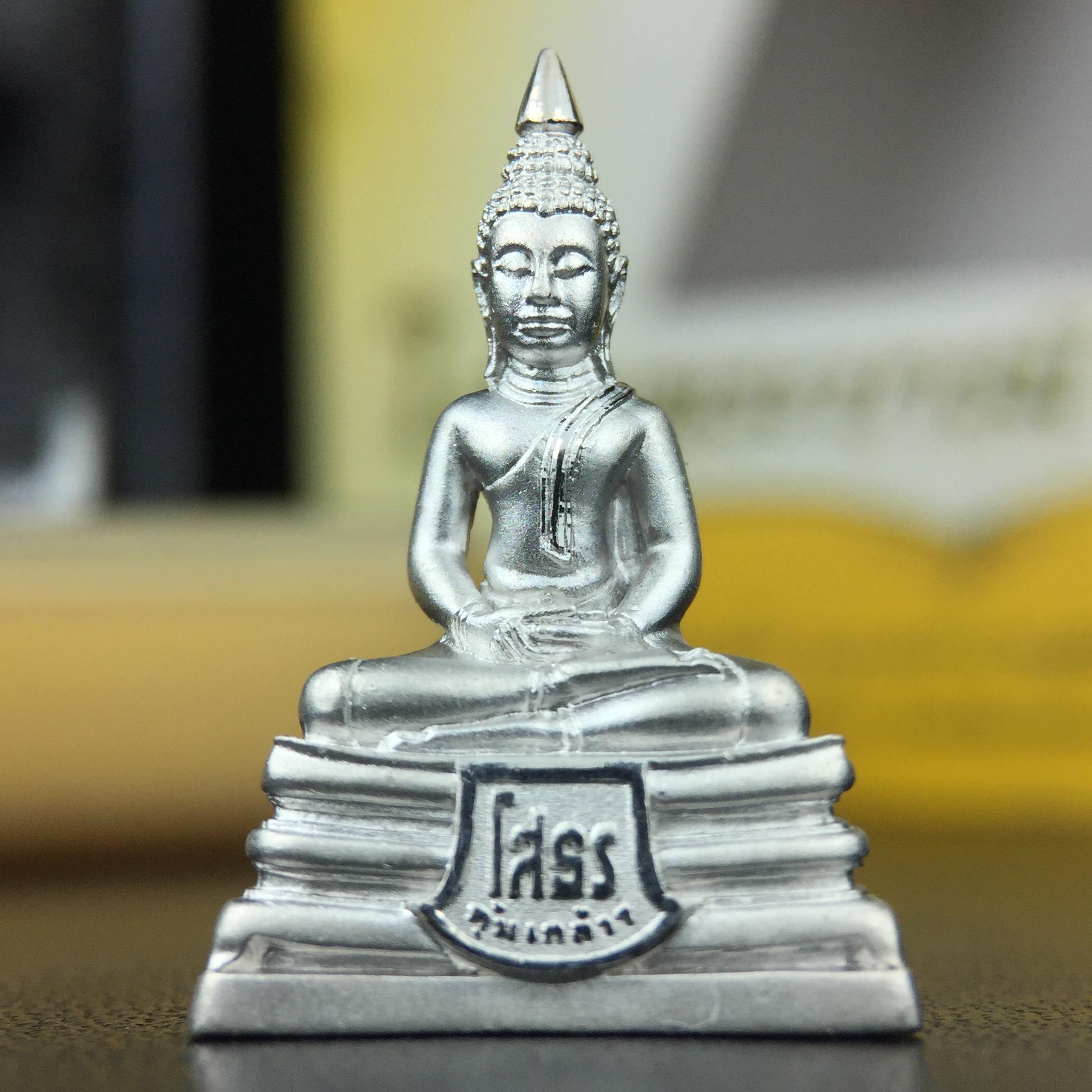 พระพุทธโสธร คุ้มเกล้าฯ ภปร.(ใต้ร่มพระบารมี คุ้มเกล้า) 60ปี รพ.ภูมิพลฯ พ.ศ.2552 เนื้อเงิน ชุบทองคำขาว(ลอยองค์พิมพ์ กลาง ขนาด 26*18.5 มม.) 1 ใน 5000 องค์ หายาก