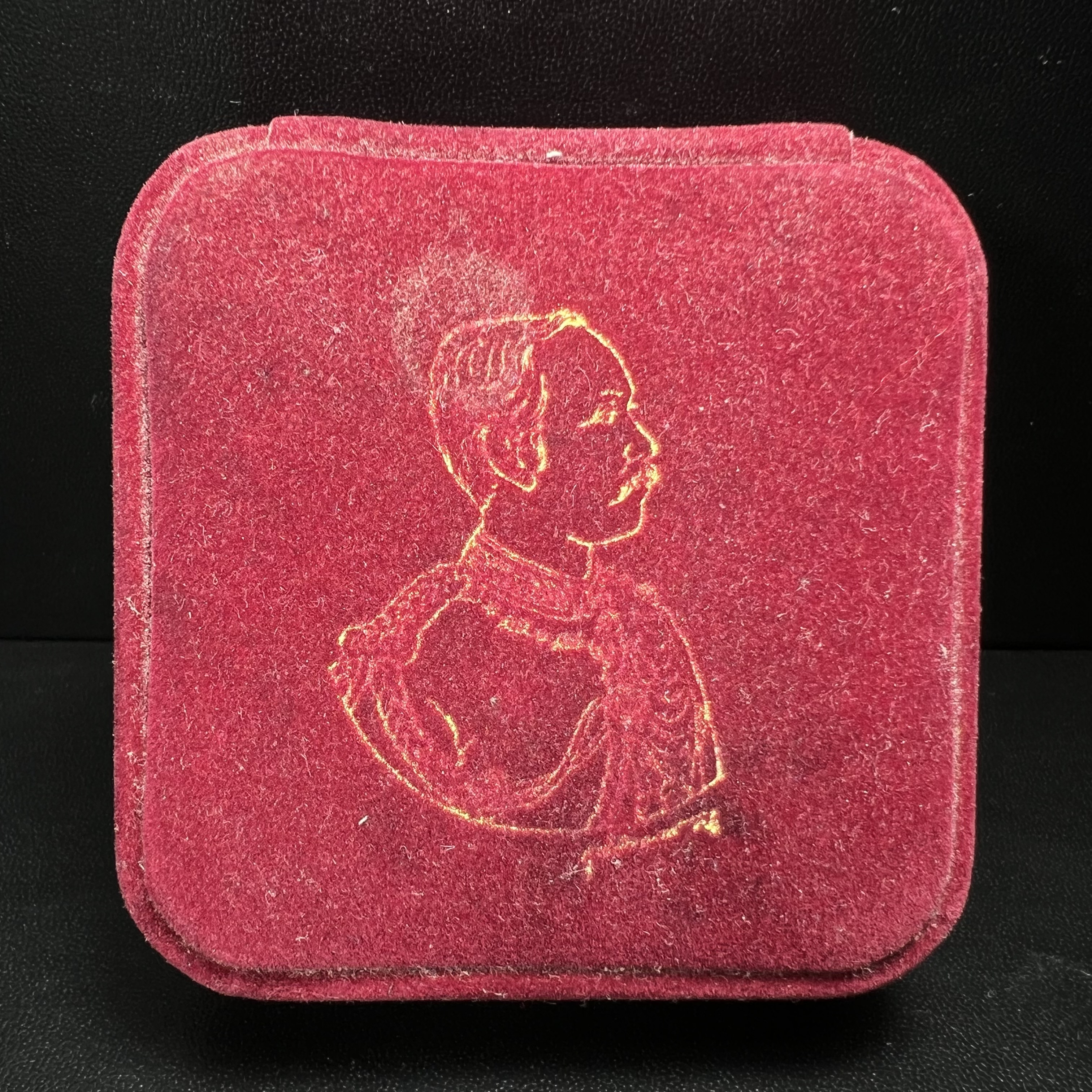 เหรียญรัชกาลที่ 5 คชสารหมื่นปี หลวงพ่ออุตตมะ วัดวังก์วิเวการาม ปี 2540 พิมพ์ใหญ่ขนาด 3.0 ซม. หน้ากากทองคำบริสุทธิ์ 99.99% (ผิวสวยเดิมขึ้นรุ้งงดงามธรรมชาติ)พร้อมกล่องบรรจุเดิมครบ(ควรคู่ผู้รู้คุณค่า ด้วยวัตถุมงคล เสริมบุญญาบารมี)