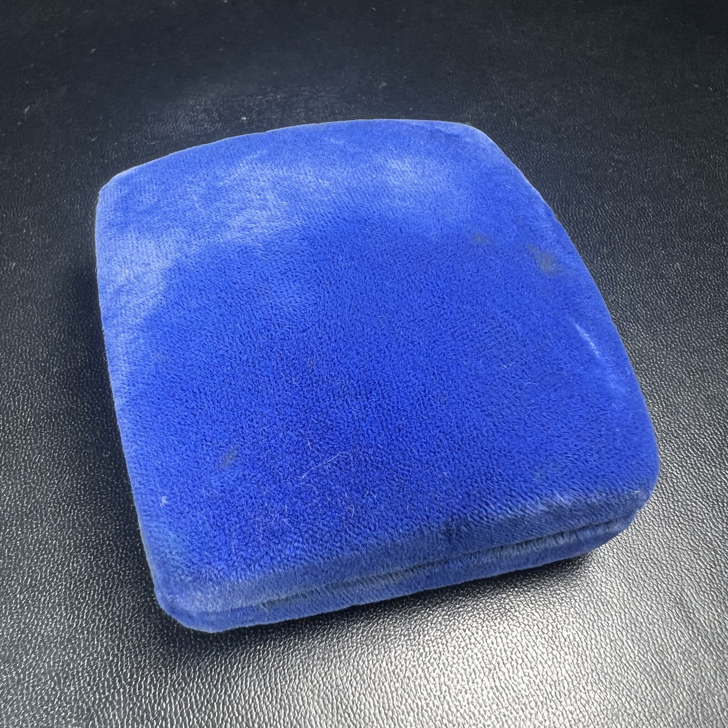 พระกริ่งศิรากาศ ภปร.(พระกริ่งคุ้มเกล้า)วัตถุมงคล"คุ้มเกล้าฯ" มูลนิธิ “คุ้มเกล้า” ในพระบรมราชูปถัมภ์ จัดสร้าง โรงพยาบาลภูมิพล เนื้อเงิน(พิมพ์หน้าไทย)(สภาพผิวเดิมขึ้นน้ำทองเก่าเก็บอย่างดีพร้อมกล่องบรรจุสวยมากมาก!)(ในหลวงรัชกาลที่9เสด็จเททอง)(พิธีใ