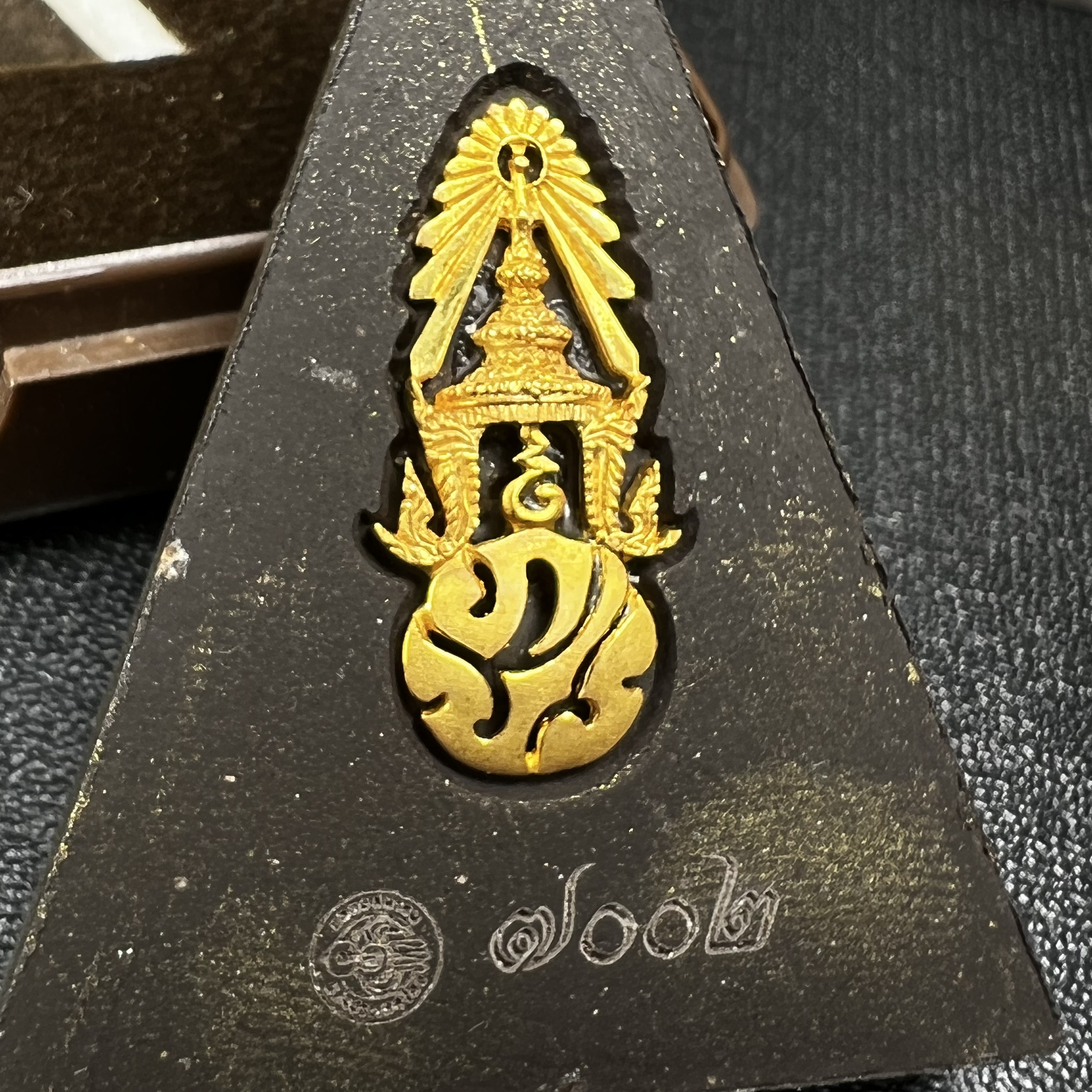 พระพุทธชินราช ภปร. โครงการ "เพราะแผ่นดินนี้ คือ แผ่นดินเกิด" ปี2548(รุ่นแรก) พระผงหลัง ภ.ป.ร. ทองคำ (พระราชทานเส้นพระเจ้า (เส้นผม)และมวลสารจิตรลดา)