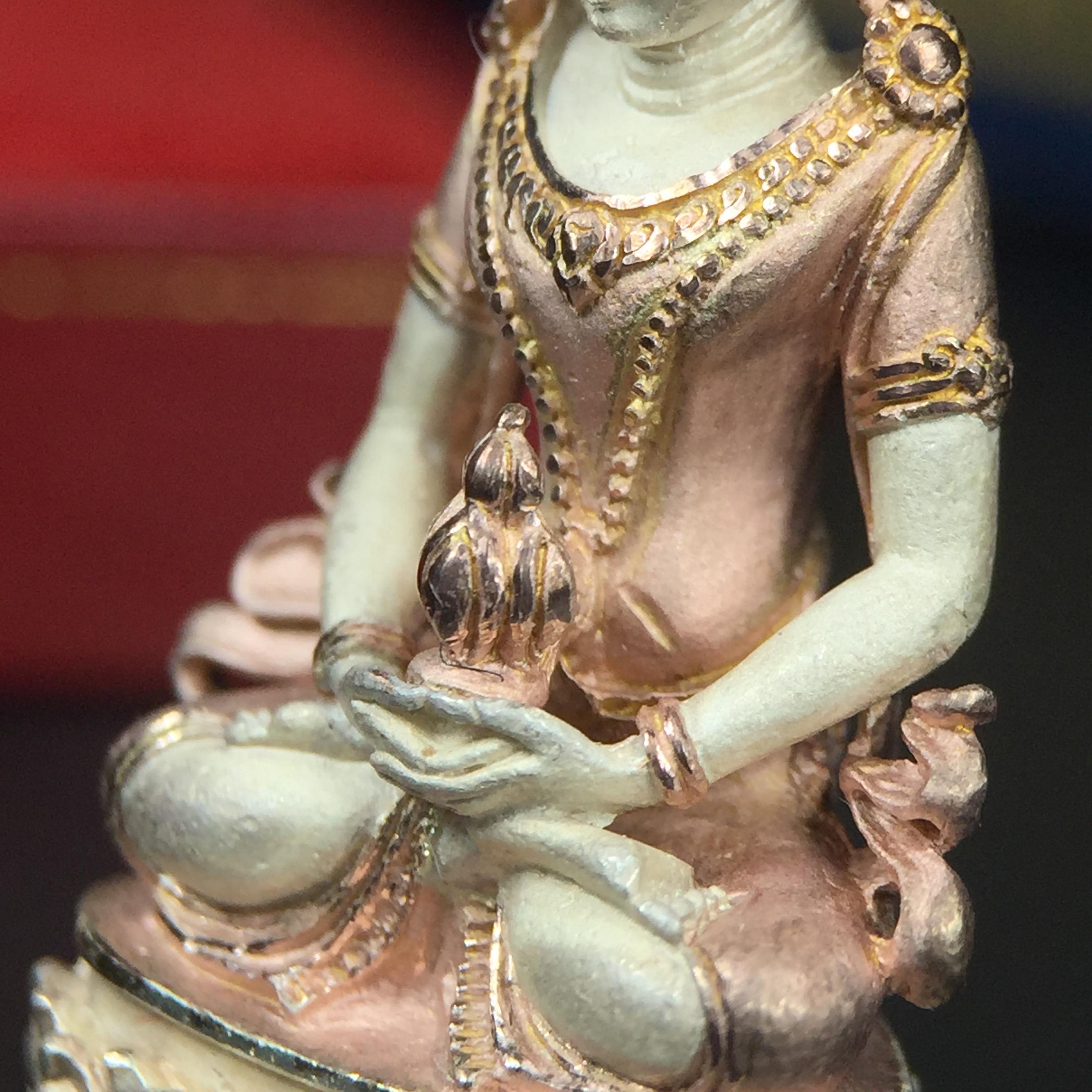 พระกริ่งอวโลกิเตศวร ( เจ้าแม่กวนอิม ) วัดโพธิ์แมนคุณาราม เนื้อเงิน 3 กษัตริย์ พ่นทราย รุ่นอุดมโภคทรัพย์ พ.ศ.2539(พร้อมกล่องบรรจุการ์ดใบรับรองเดิมครบ) (อีกหนึ่งรุ่นยอดนิยม พุทธศิลป์สวยงดงาม)