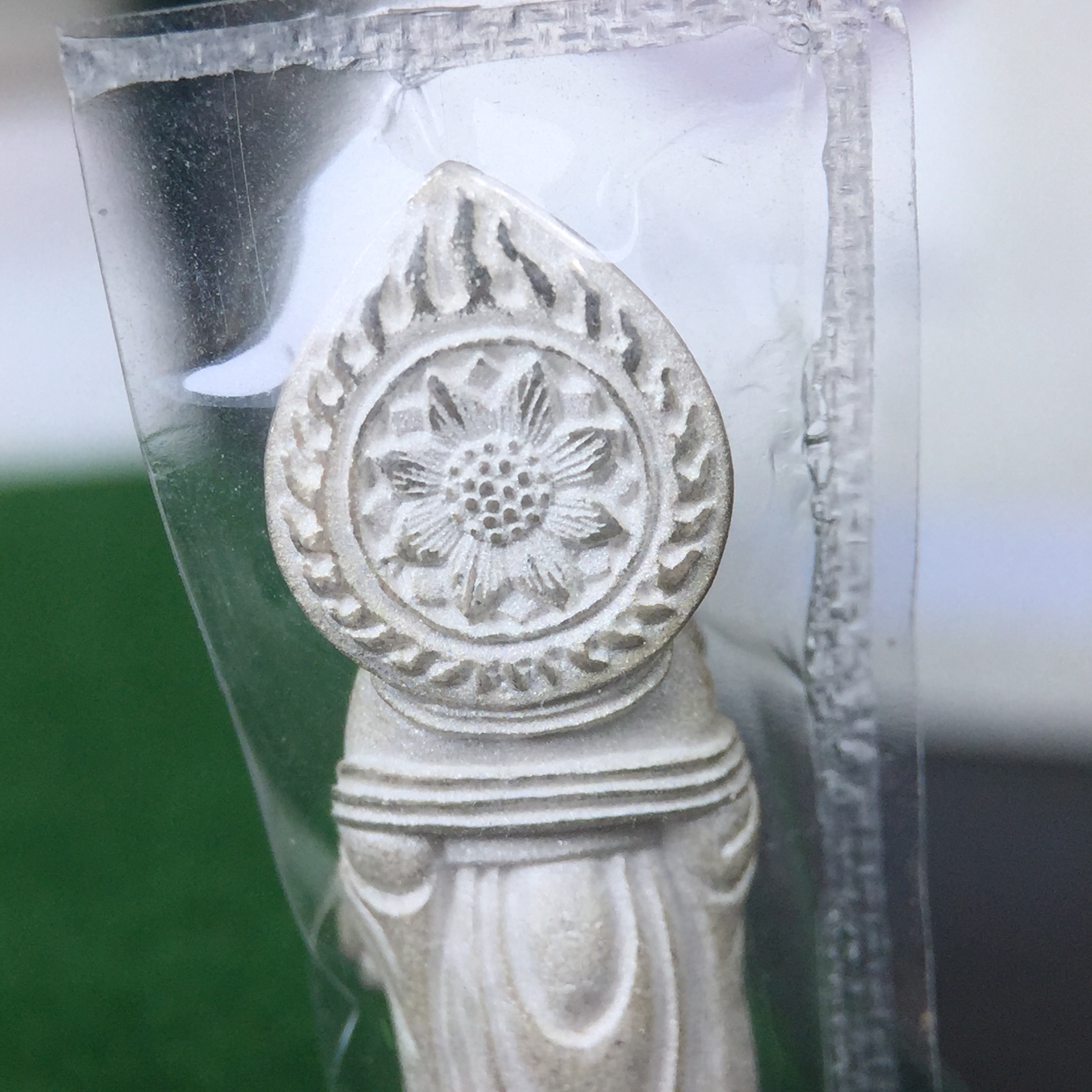 พระโพธิสัตว์อวโลกิเตศวร (เจ้าแม่กวนอิม) รุ่นฉลองปีกาญจนาภิเษก ปี 2540 เนื้อเงินบริสุทธิ์ 99.9%(นวลเงา) เทศบาลนครหาดใหญ่จัดสร้างถวายเฉลิมพระเกียรติพระบาทสมเด็จพระเจ้าอยู่หัวทรงครองสิริราชสมบัติครบ 50 ปี(สภาพซีนซองเดิมกล่องบรรจุการ์ดใบรับรองเดิมครบ)หายาก