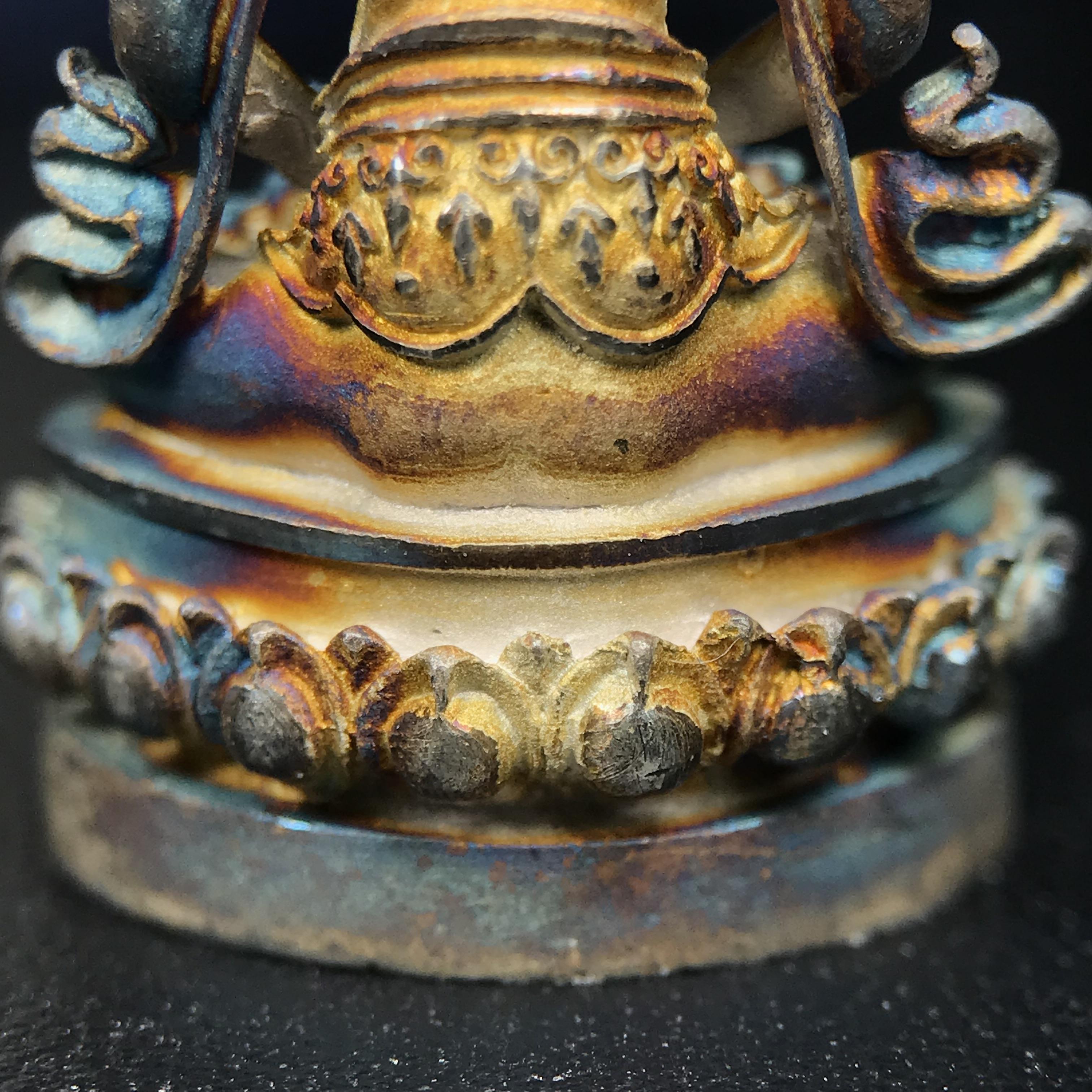 พระกริ่งอวโลกิเตศวร ( เจ้าแม่กวนอิม ) วัดโพธิ์แมนคุณาราม รุ่นอุดมโภคทรัพย์ ปี 2539 เนื้อเงินพ่นทราย(ผิวเดิม ขึ้นสีรุ้งธรรมชาติ แบบนิยม เสน่ห์ของพระเนื้อเงิน)(พร้อมกล่องบรรจุเดิม)(อีกหนึ่งรุ่นยอดนิยม พุทธศิลป์สวยงดงาม)หายาก 1 ใน 5000 องค์*องค์หมายเลข ๓๖๔๒*