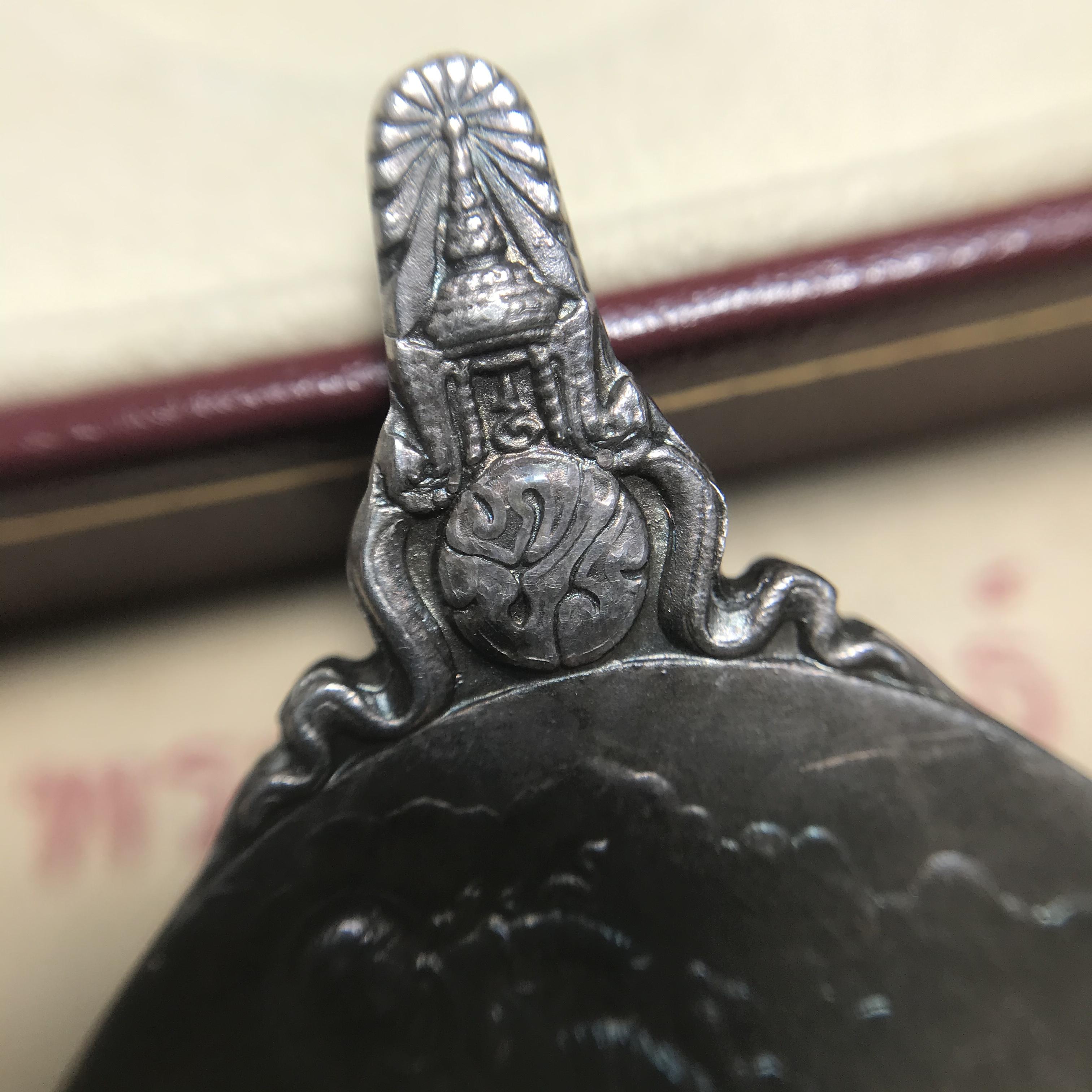 เหรียญพระมหาชนก ปี2539(รุ่นแรก) เนื้อเงิน พิมพ์ใหญ่บล็อกนิยม(ปอ ขาด) ผิวเดิมสีรุ้งธรรมชาติแบบนิยม พร้อมหนังสือสภาพสวยครบชุด(ในหลวงเสด็จเป็นประธานในพิธี)