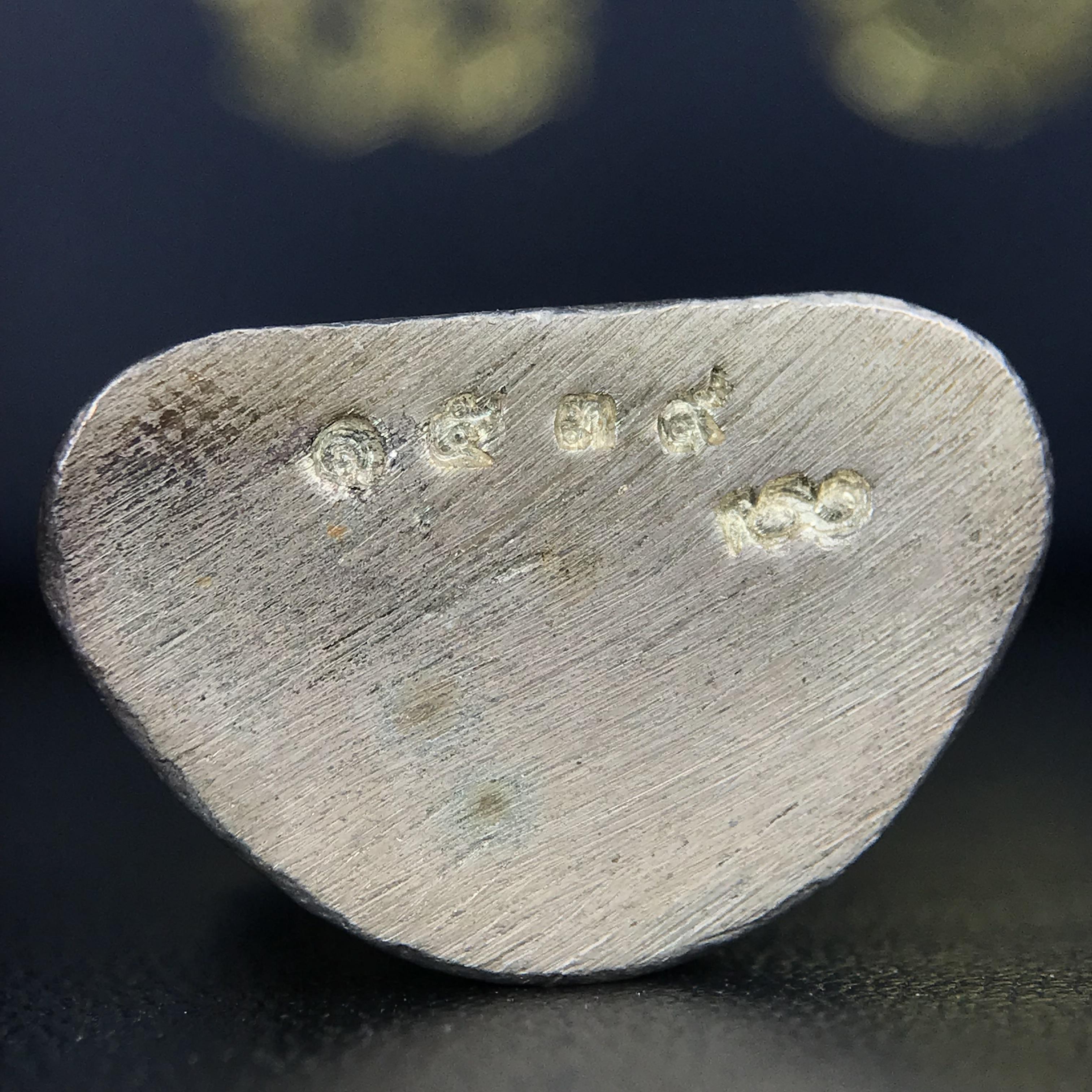 พระกริ่งพระพุทธนรสีห์ จปร.+ภปร. ครบรอบ 100 ปี ธนาคารไทยพาณิชย์ ปี 2550 พระกริ่งเนื้อเงิน(หายาก)(พุทธศิลป์งดงาม)ด้านหน้าฐานประดับด้วยตราสัญลักษณ์ "จปร" และ "ภปร" (องค์เนื้อเงินสร้างน้อย พบเจอน้อยหายาก)1 ใน 2500 องค์