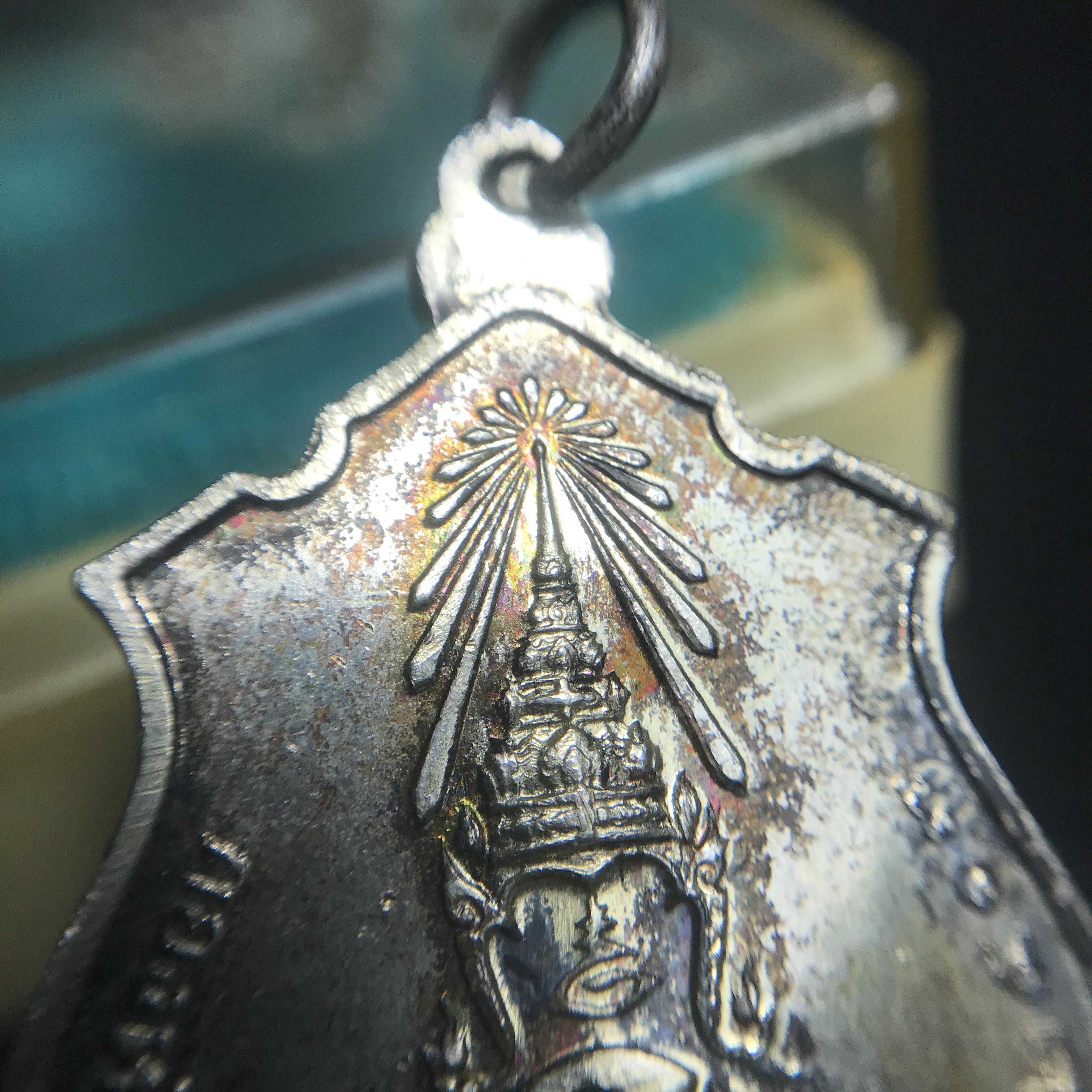 เหรียญในหลวงทรงผนวช กองทัพภาคที่3 ปี2517 เนื้อเงิน(ในหลวงรัชกาลที่9เสด็จในพิธี)(คัดสภาพสวย ผิวเดิม เส้นวงเดือนวิ่งคมชัด สวยมาก)(1ใน2000เหรียญ)