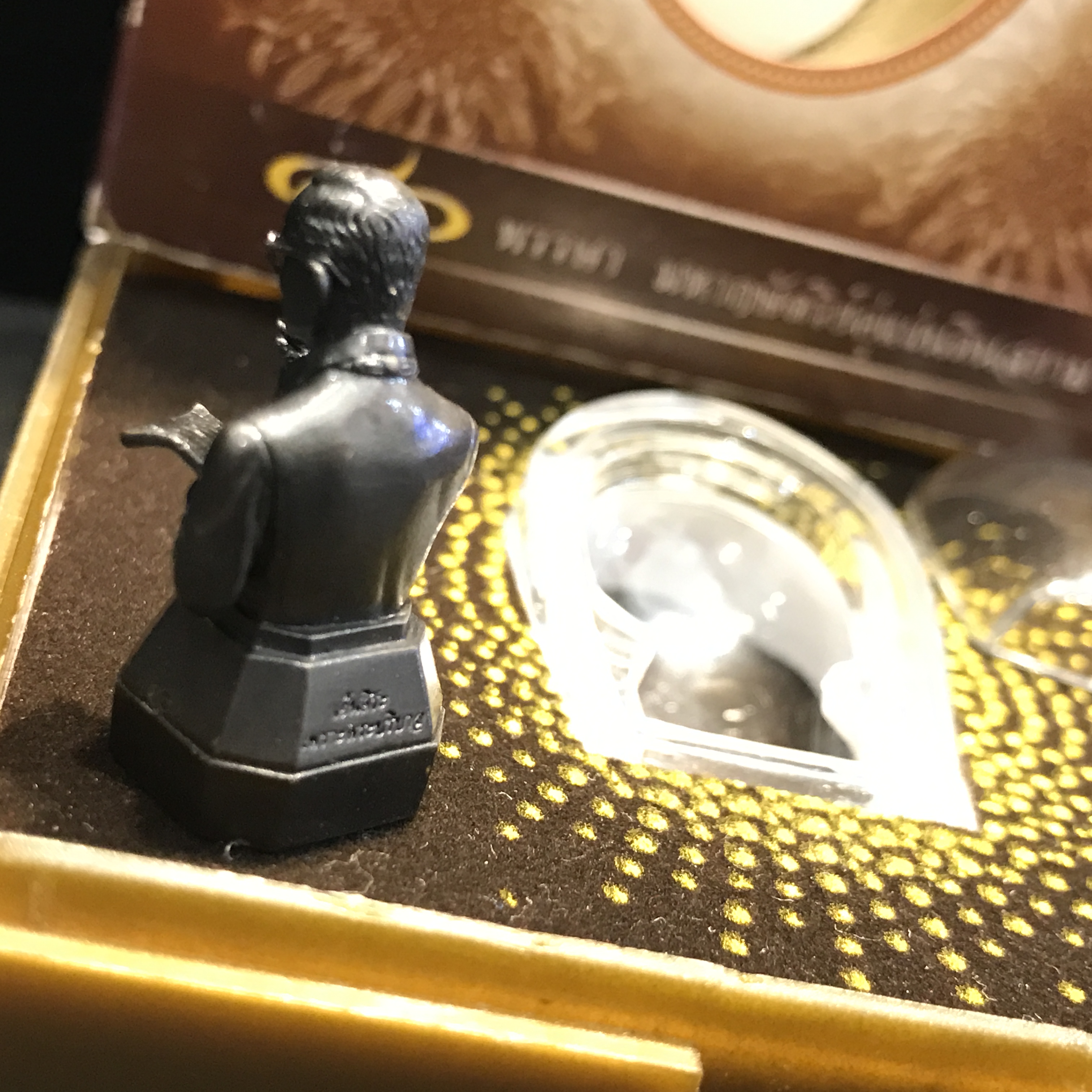 รูปหล่อ ในหลวงทรงงาน รุ่นเย็นศิระเพราะพระบริบาล ตราสัญญาลักษณ์ 80 พรรษา พ.ศ.2550 เนื้อนวะโลหะ