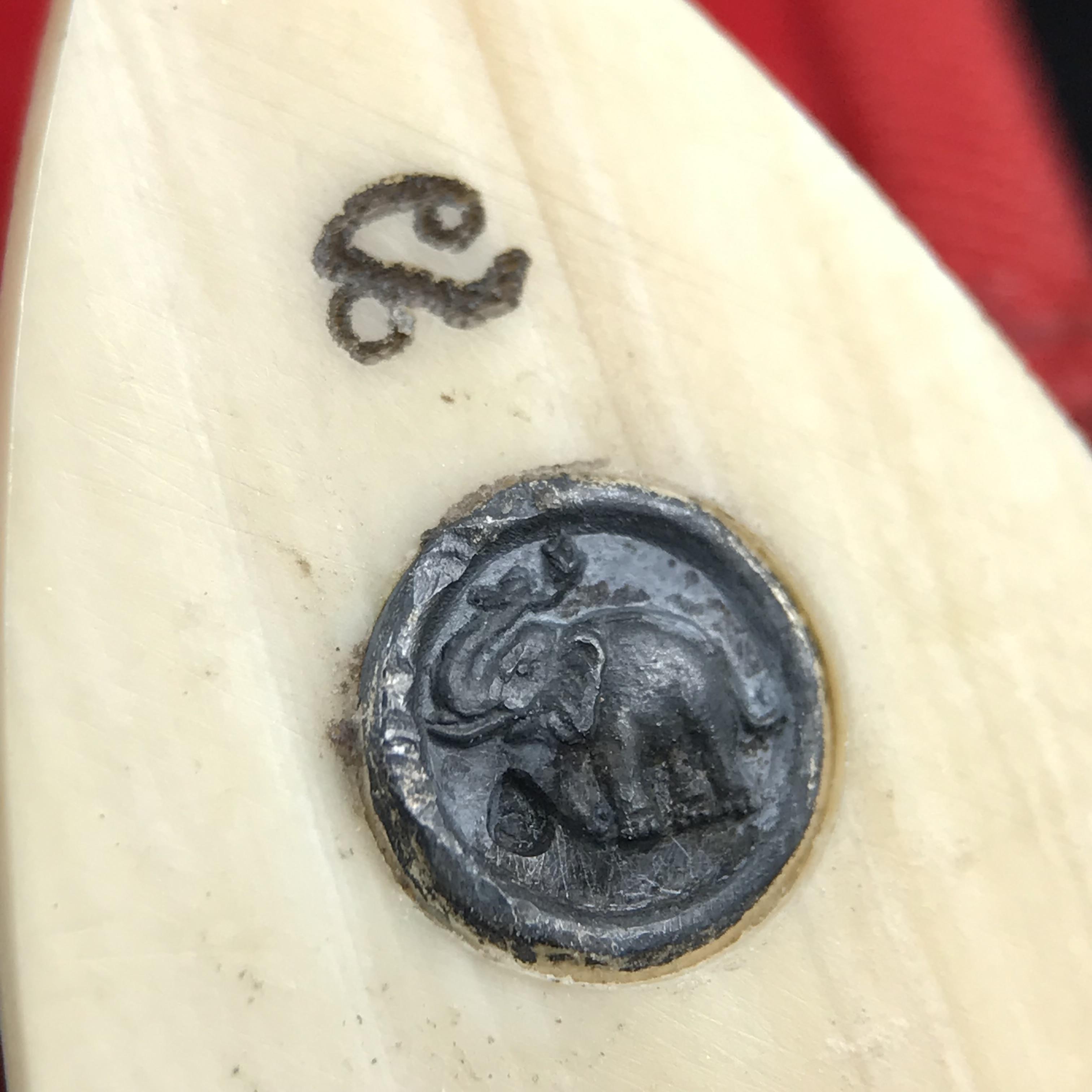 สมเด็จหลวงพ่อทวด รุ่นคชสารหมื่นปี (ศิลปาชีพ) วัดช้างให้ ปี 2541โดยมีท่าน อ.นอง วัดทรายขาว เป็นเจ้าพิธี และมีเกจิร่วมปลุกเสก 108 รูป บรรจุผงว่านเก่าและดินกากยายักษ์(พิมพ์ใหญ่เตารีด)พร้อมกล่องบรรจุครบ นิยมหายาก***องค์นี้ผิวสวยงานแกะพุทธศิลป์สวยงดงาม***