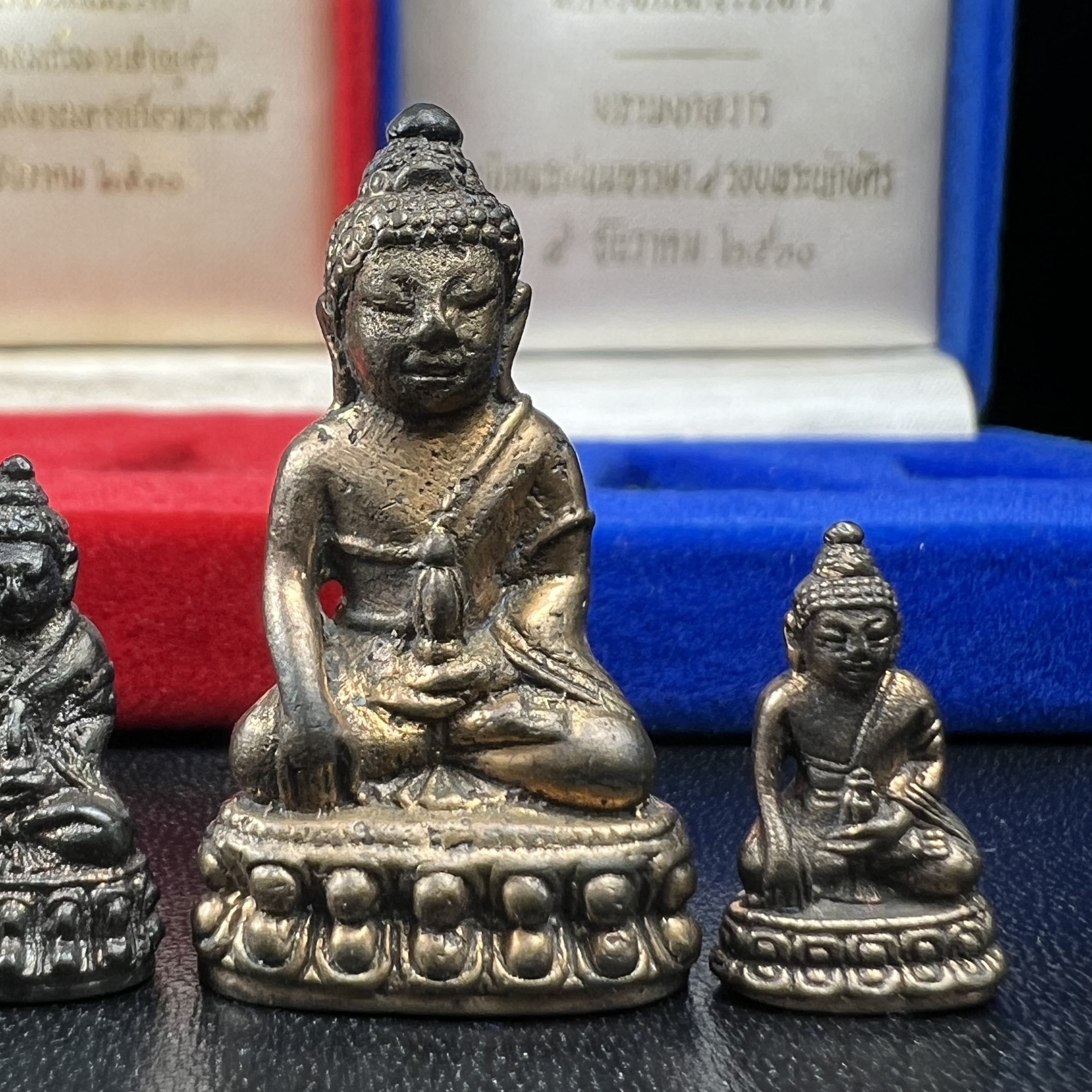 พระกริ่งคู่แฝดหายากมากที่จะมาคู่กันได้!! จัดสร้างในวาระพระบาทสมเด็จพระเจ้าอยู่หัวรัชกาลที่ 9 เจริญพระชนมพรรษา 5 รอบนักษัตริย์ พระกริ่ง-พระชัยวัฒน์ วัดบวรนิเวศวิหาร ปี 2530 + พระกริ่ง-พระชัยวัฒน์ นวราชบพิตร วัดตรีทศเทพ ปี 2530)(ในหลวงรัชกาลที่9เสด็จเททอง)