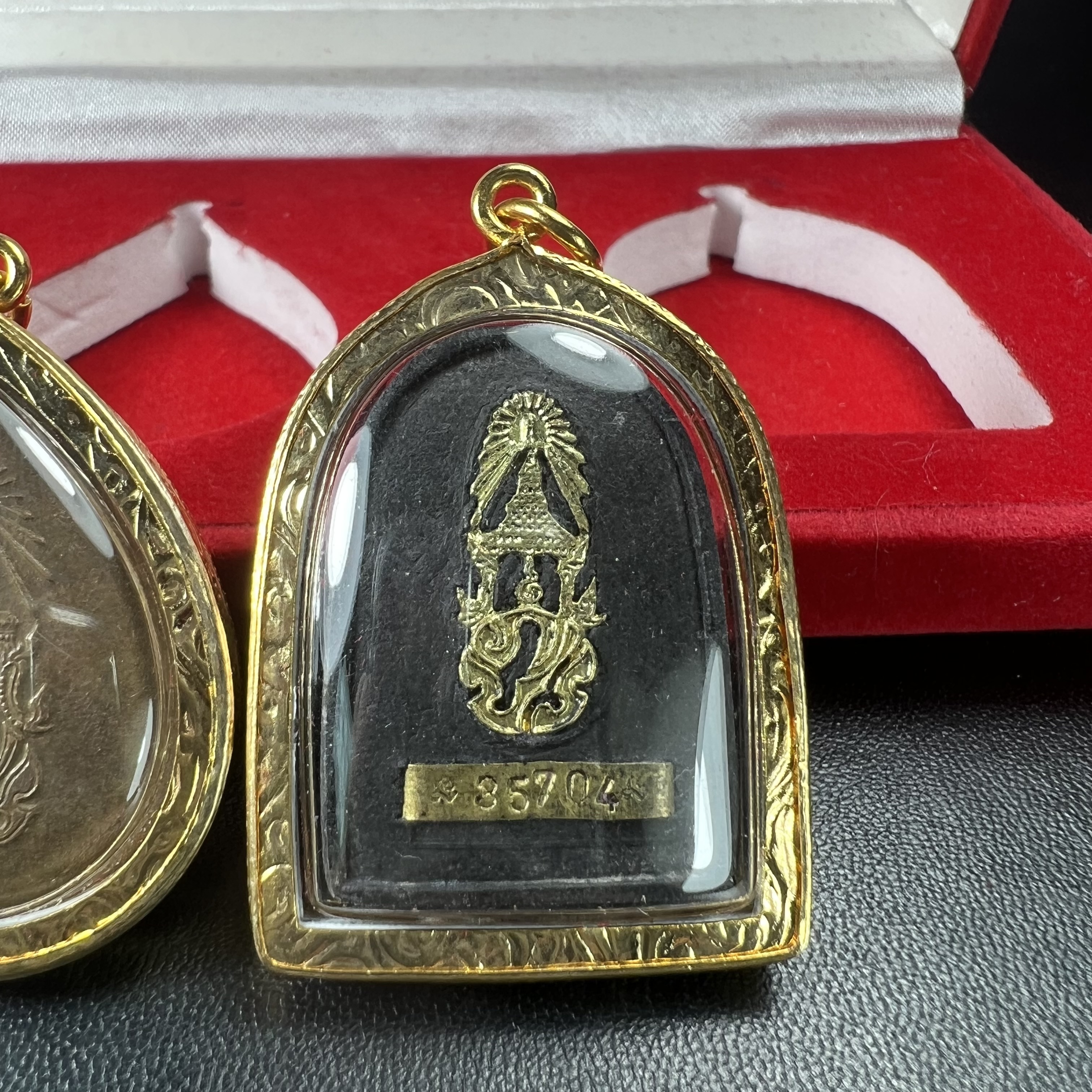 พระชุดของขวัญ 3 องค์ พระหลวงปู่ทวด ภปร. ทรงกลีบบัวและกลีบขนุนพร้อมเหรียญพระพุทธสิงหธรรมมงคล ปี 2547 (ชนวนเก่า)เนื้อว่านด้านหลังมี ภปร. เป็นโลหะผสมสูง 3.3ซม.พิธีใหญ่ มวลสารดี ปลุกเสกวัดพระแก้ว(งานเลี่ยมกรอบเดิมจากผู้จัดสร้างห่อหุ้มด้วยทองนพเกล้า)