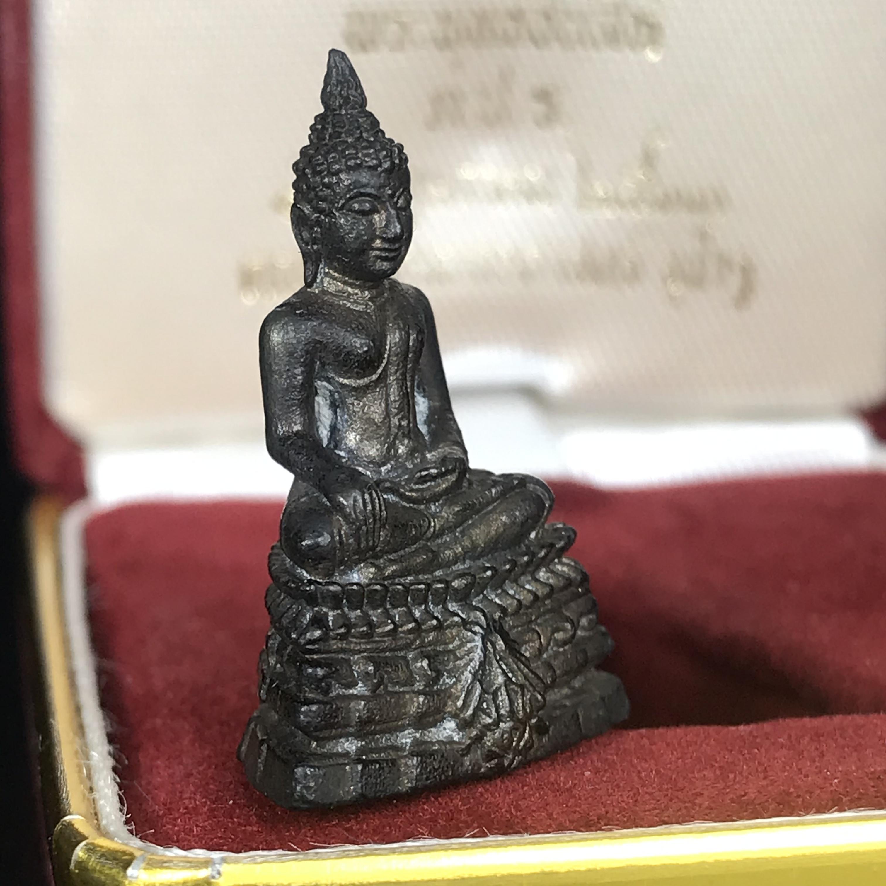 พระกริ่งพระพุทธชินสีห์ ภปร ทันโตเสฏโฐ ปี 2533 เนื้อนวโลหะ (วัตถุมงคลหนึ่งเดียวที่บรรจุพระทนต์(ฟัน)ในหลวงรัชกาลที่9 พระราชทานให้จัดสร้าง)(1ใน1999องค์)