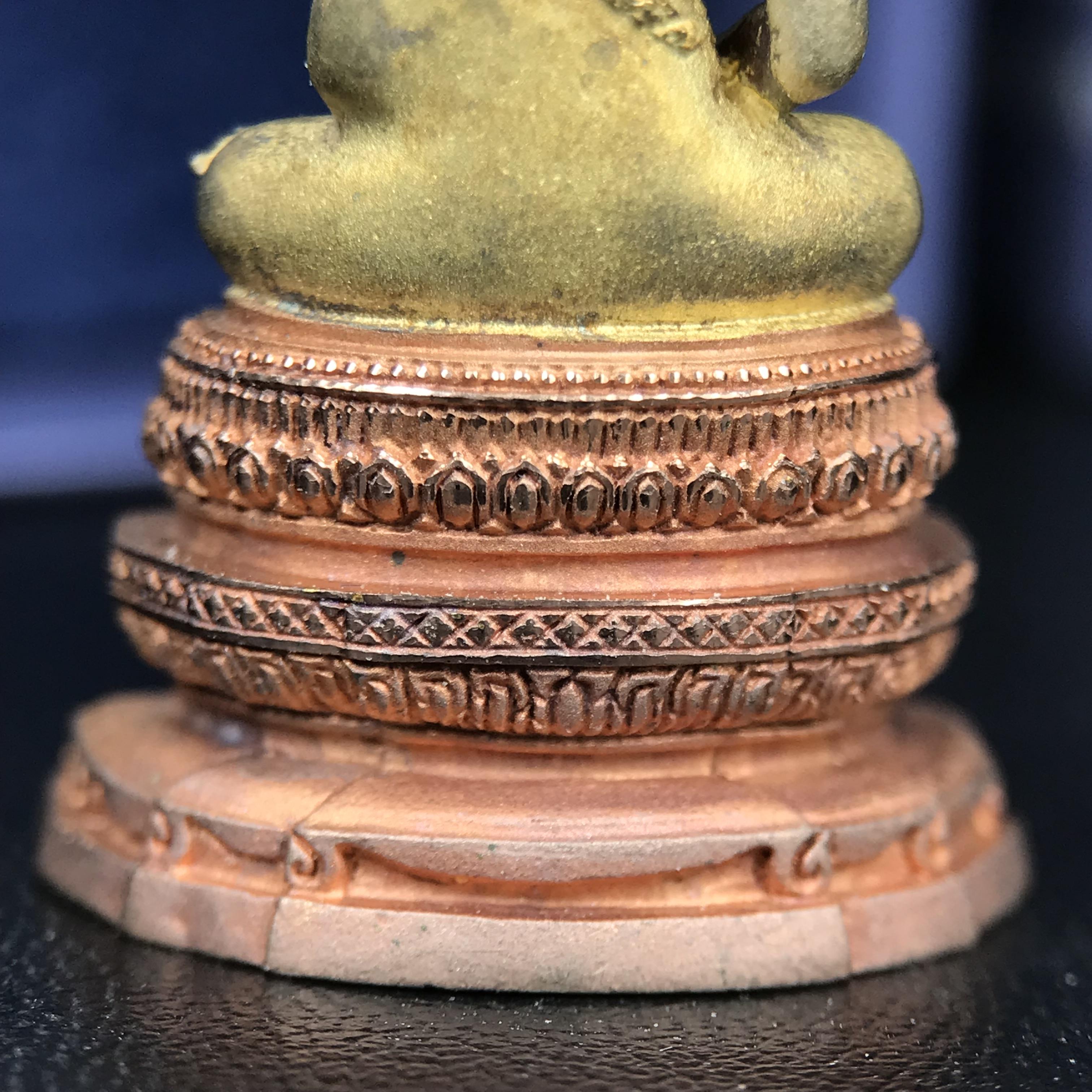 พระแก้วมรกต ภปร. ปี 2547 จัดสร้างโดยโรงพยาบาลภูมิพลอดุลยเดช เนื้อเงิน(3 กษัตริย์) ลอยองค์ หน้าตัก 1/2 นิ้ว สูง 3.7 ซม.พิธีมหามังคาภิเษก ณ พระอุโบสถวัดพระศรีรัตนศาสดาราม(วัดพระแก้ว) งดงามทรงคุณค่าอีกหนึ่งรุ่นยอดนิยม หายาก(องค์หมายเลข ๑๔๖๖)ผิวเดิมติดรุ้งสวย