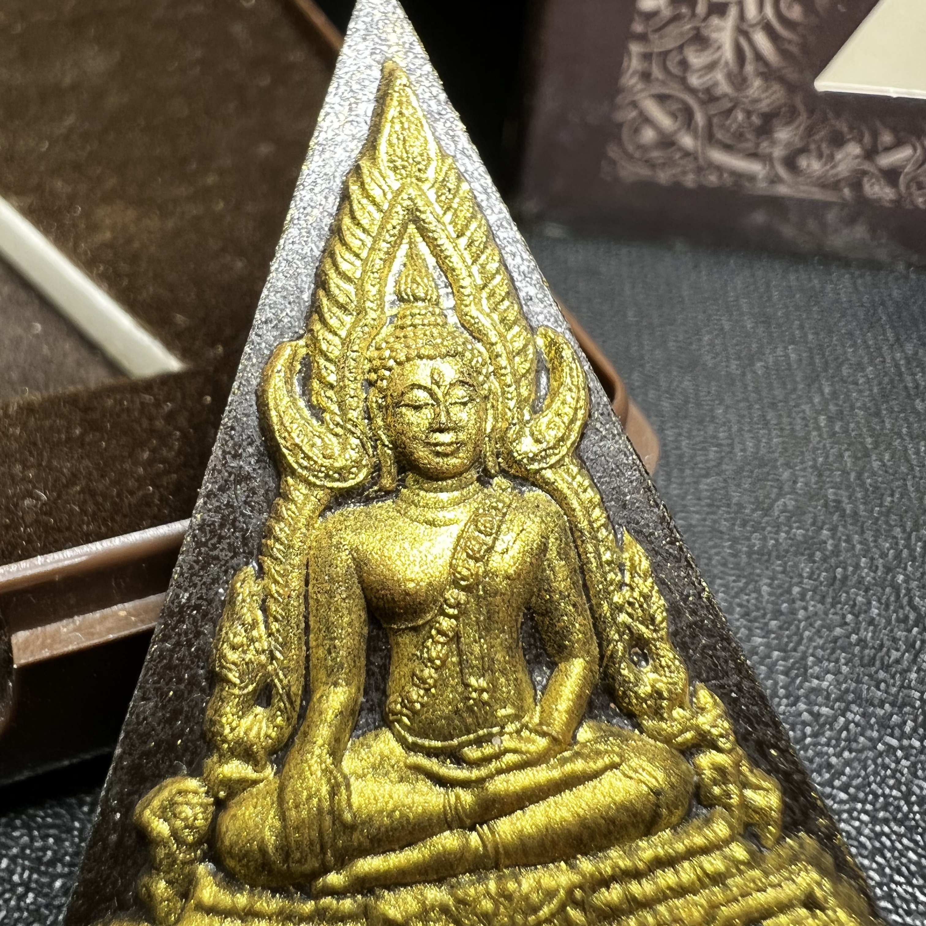 พระพุทธชินราช ภปร. โครงการ "เพราะแผ่นดินนี้ คือ แผ่นดินเกิด" ปี2548(รุ่นแรก) พระผงหลัง ภ.ป.ร. ทองคำ (พระราชทานเส้นพระเจ้า (เส้นผม)และมวลสารจิตรลดา)