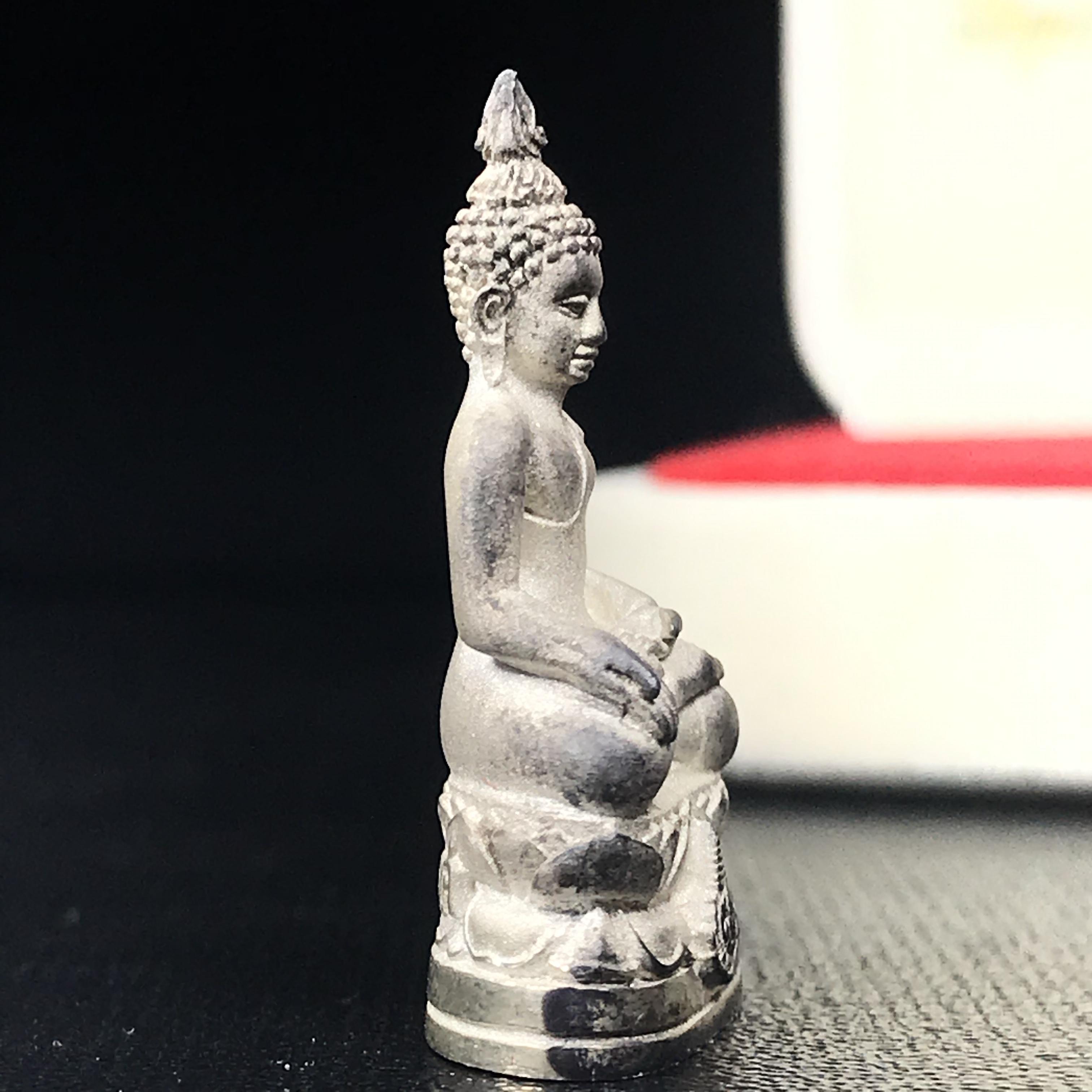 พระไพรีพินาศ รุ่นมหามงคล 72 พรรษา (6 รอบ) ในหลวงรัชกาลที่9 ปี2542 พิมพ์ใหญ่ เนื้อเงินบริสุทธิ์ 99.9% แบบพ่นทรายขัดเงาบางส่วน(สวยครบสมบูรณ์)1 ใน 2000 องค์