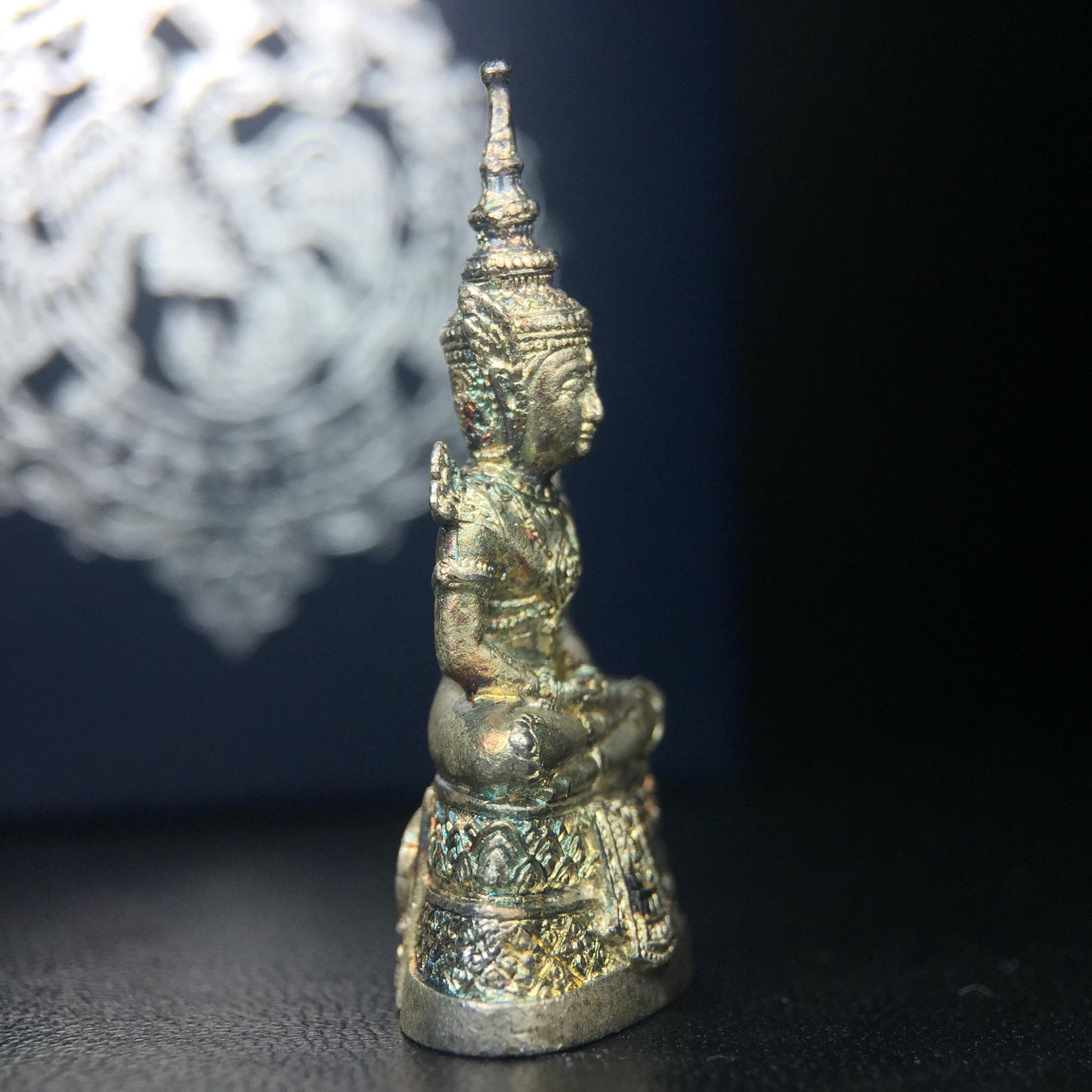 พระแก้วมรกต กรมสรรพสามิตจัดสร้างขึ้นเนื่องในโอกาสครบรอบ 64 ปีของกรมสรรพสามิต และเนื่องในวโรกาสที่พระบาทสมเด็จพระเจ้าอยู่หัวทรงครองราชย์ครบ50ปีเมื่อ พ.ศ.2539 เนื้อเงินทรายนวลขัดเงา(ผิวเดิมๆขึ้นสีรุ้งธรรมชาติสวย(สเน่ห์พระเนื้อเงินสีสันที่ธรรมชาติสรรค์สร้าง)