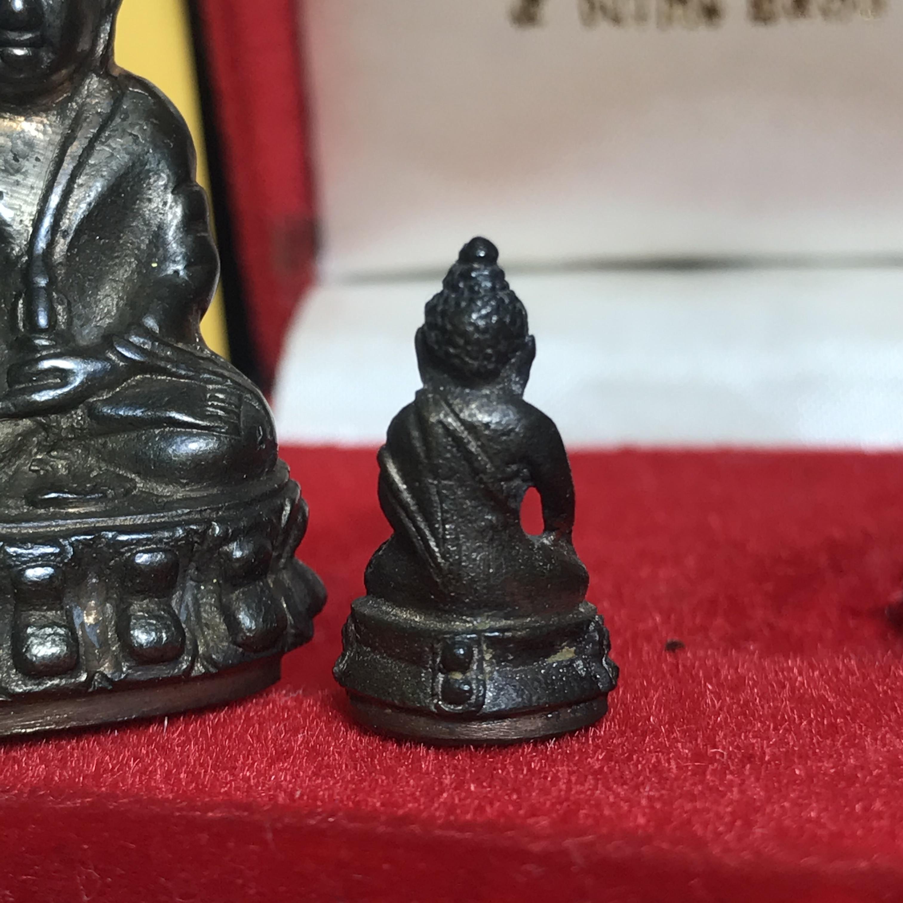 พระกริ่ง-พระชัยวัฒน์ ปวเรศ ปี2530 วัดบวรนิเวศราชวรวิหาร(ในหลวง ร.9 เสด็จเททอง)(บรรจุเส้นเกศาในหลวงรัชกาลที่9)พร้อมสูจิบัตรเดิมตอนจัดสร้าง(สภาพสวยครบสมบูรณ์))